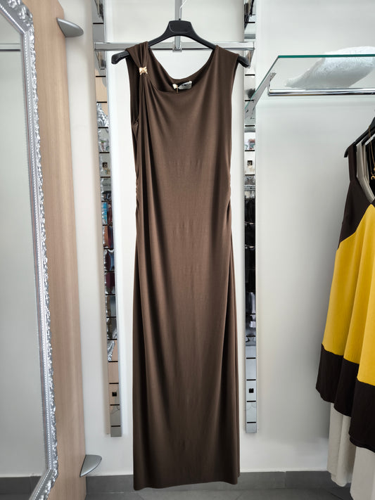 Abito lungo marrone elegante con arricciature laterali e due spacchi, appeso su gruccia in una boutique.