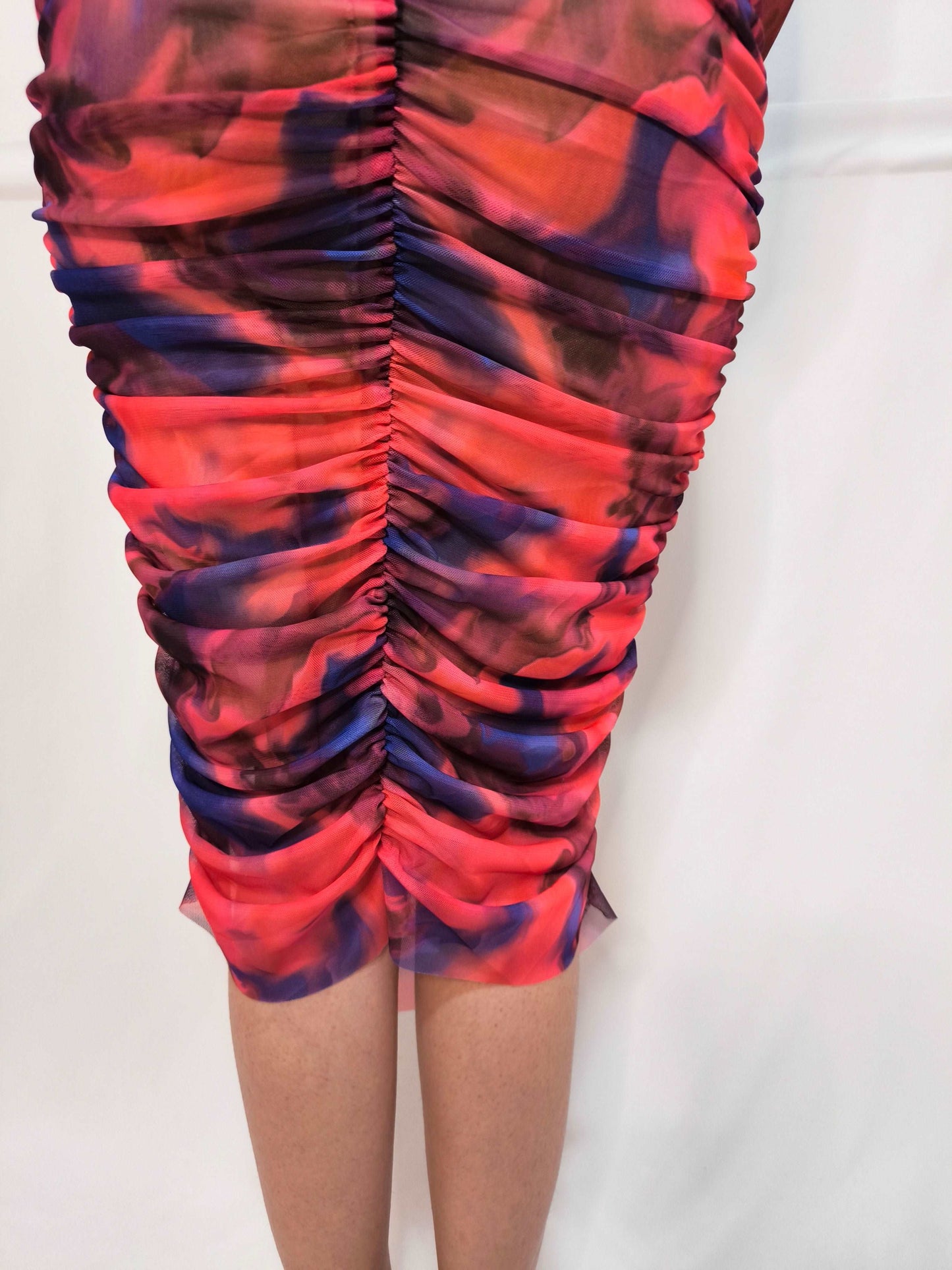 Abito midi aderente fantasia astratta con maniche lunghe e cut-out rosso e blu