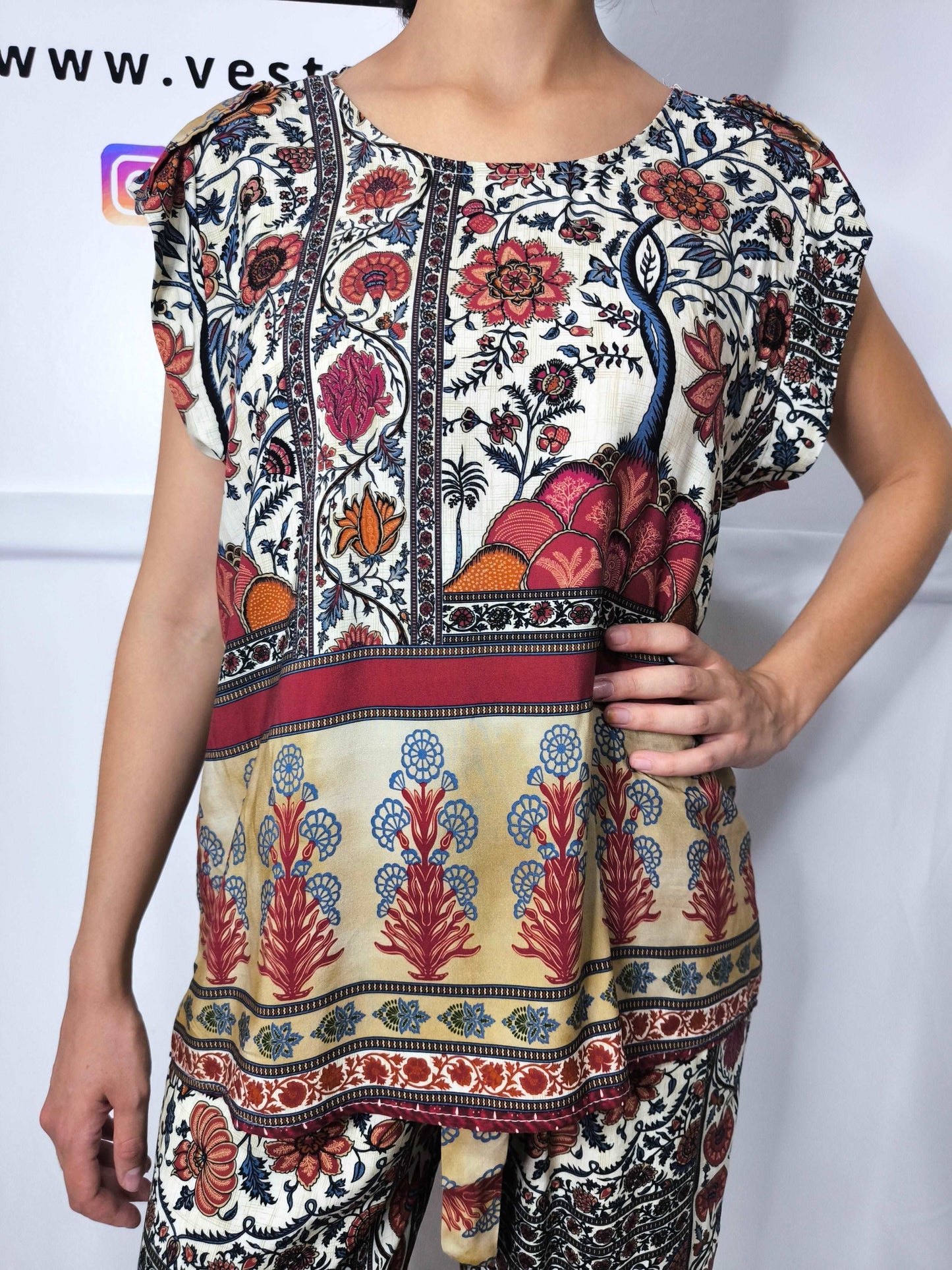 Blusa con motivi etnici