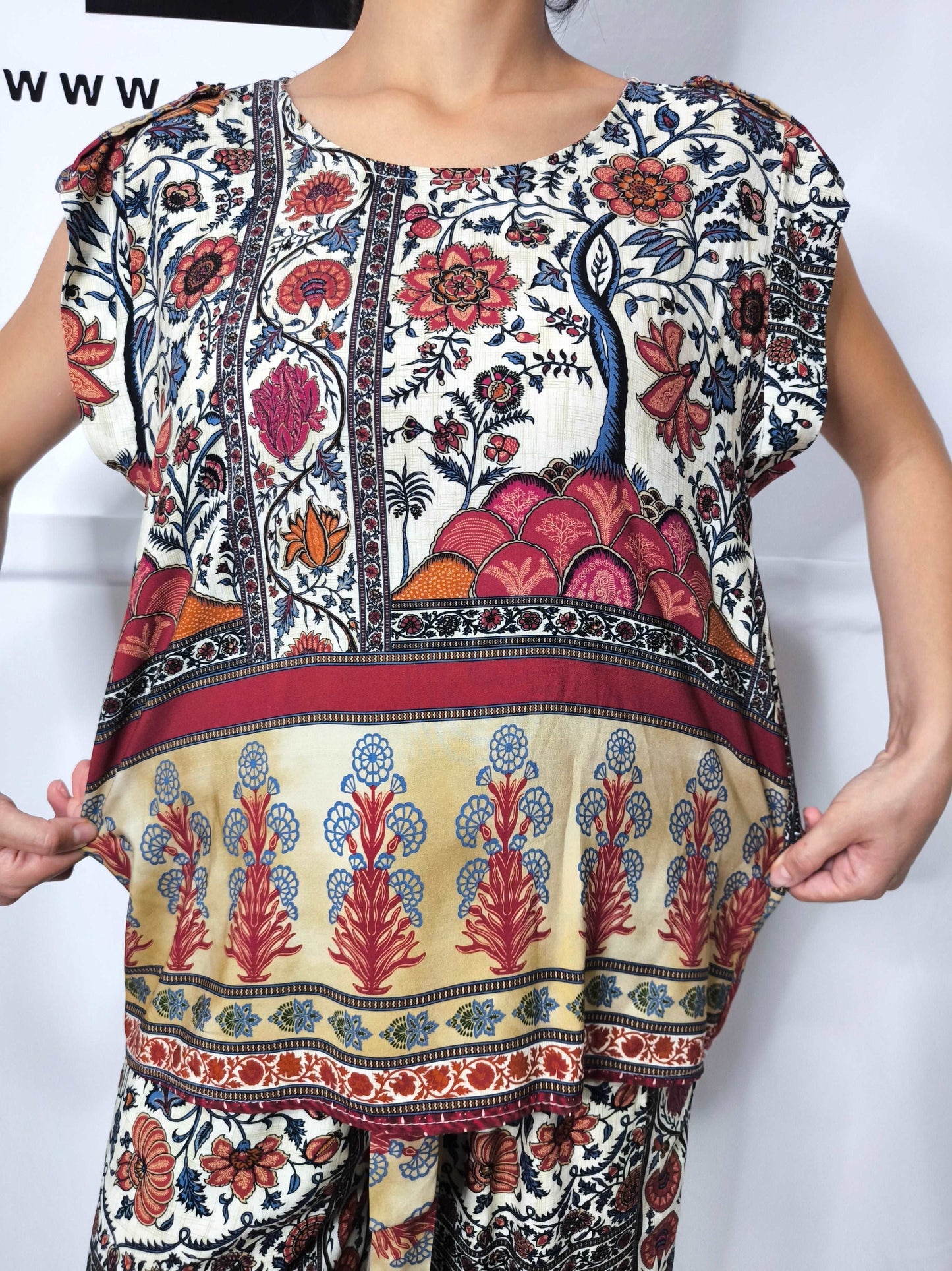 Blusa con motivi etnici