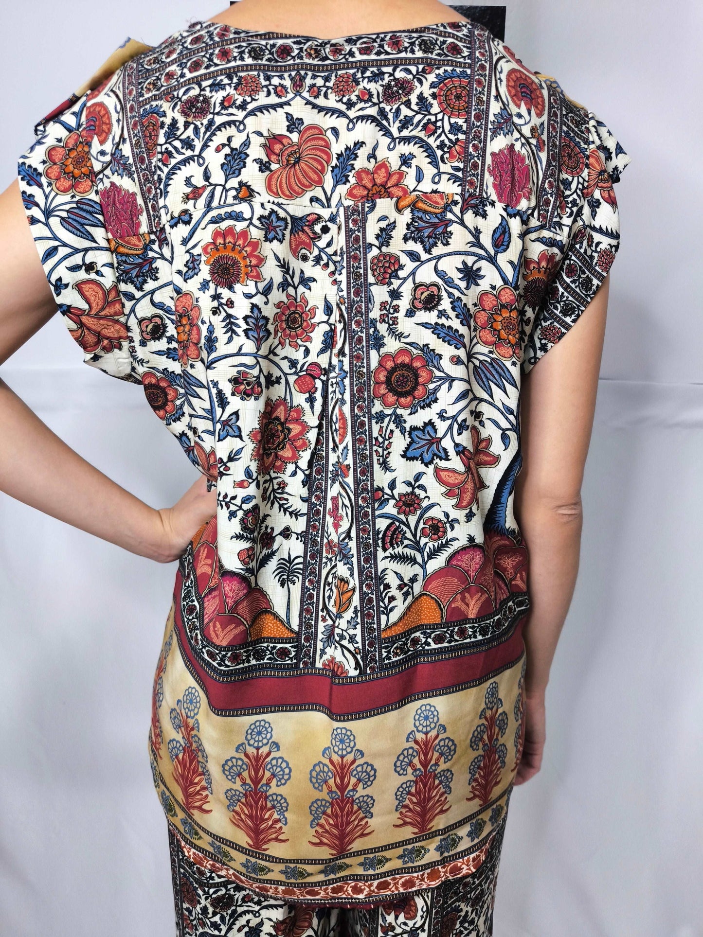 Blusa con motivi etnici