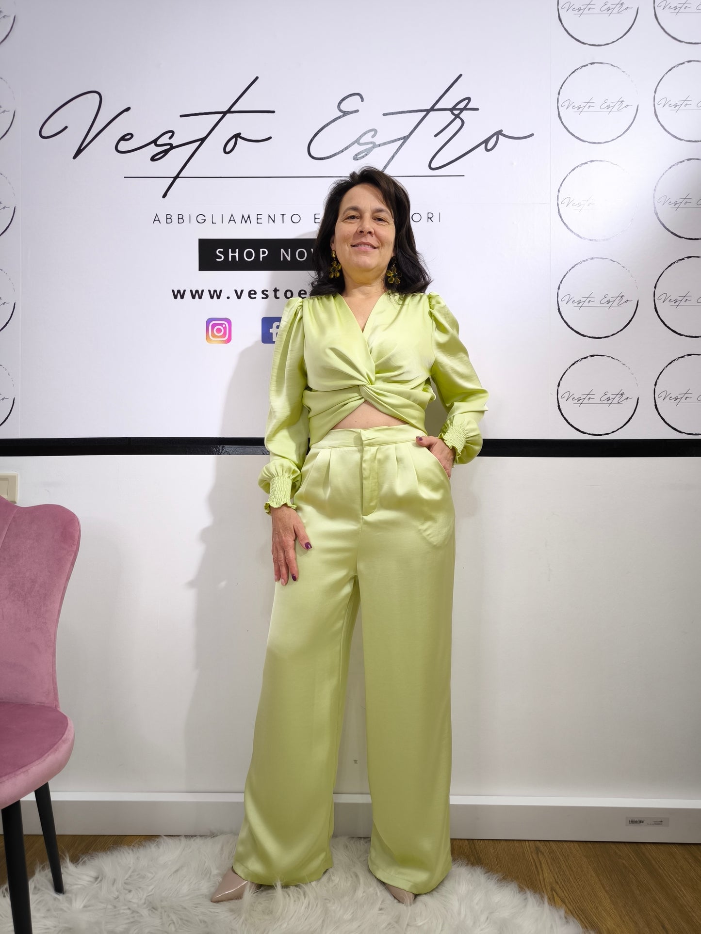 Blusa elegante da donna in raso satinato con nodo frontale e maniche lunghe. Disponibile in verde mela e rosa cipria, perfetta per look raffinati da giorno e sera.