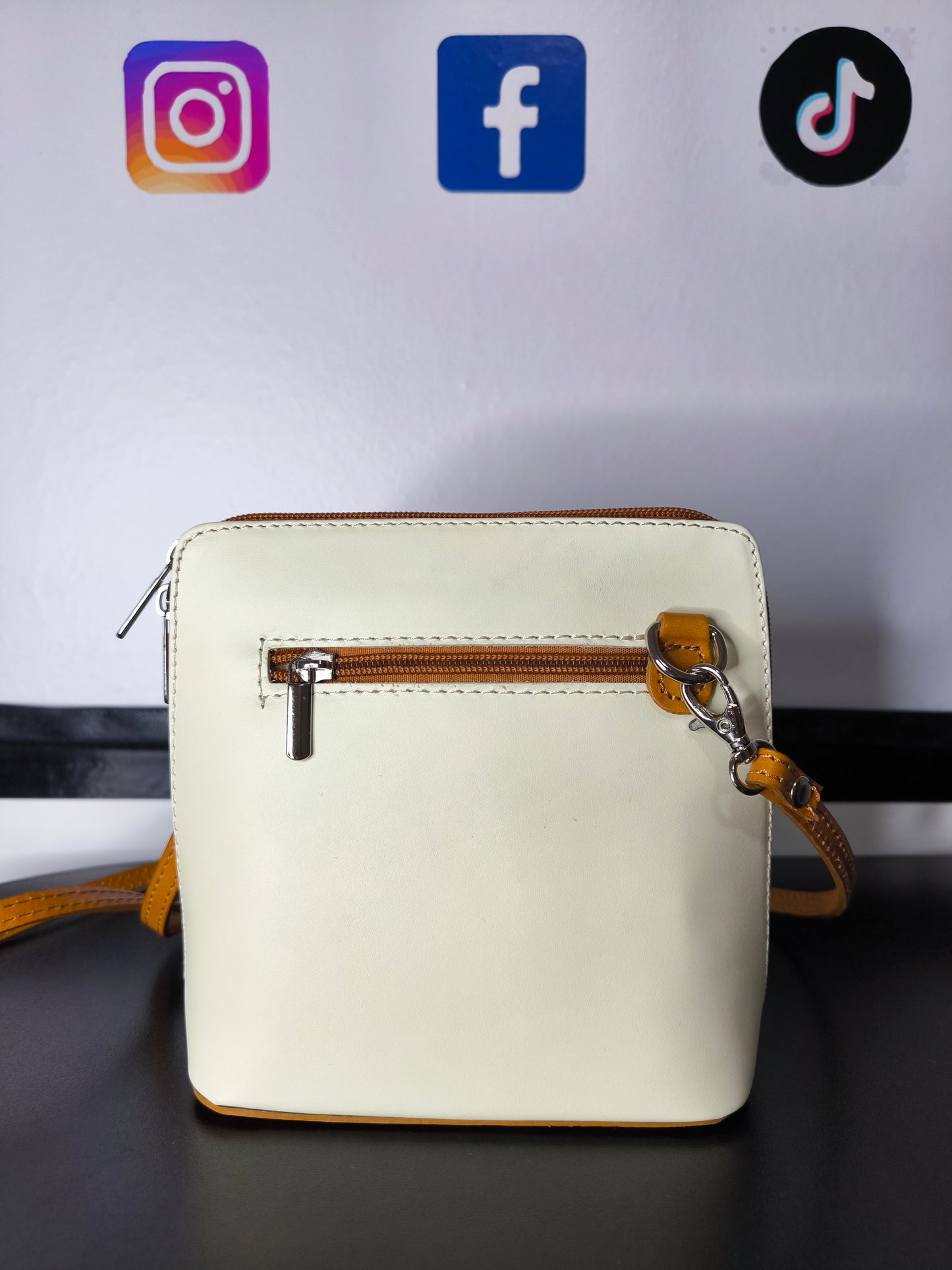 Borsa a tracolla in pelle artigianale Made in Italy con tracolla regolabile e incisione "Vera Pelle