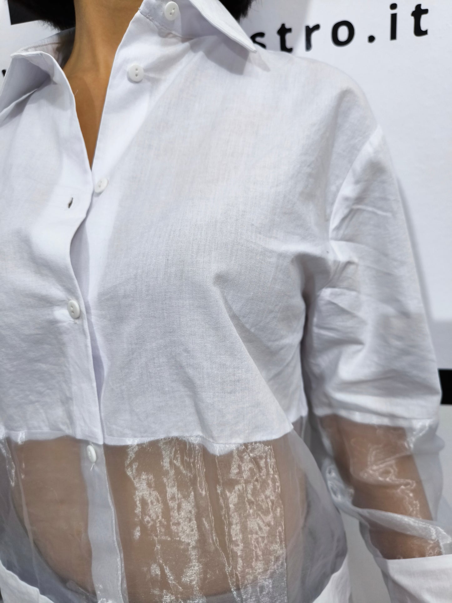 Camicia bianca con pannelli trasparenti in tulle, perfetta per un look moderno e femminile, con maniche lunghe e design elegante.
