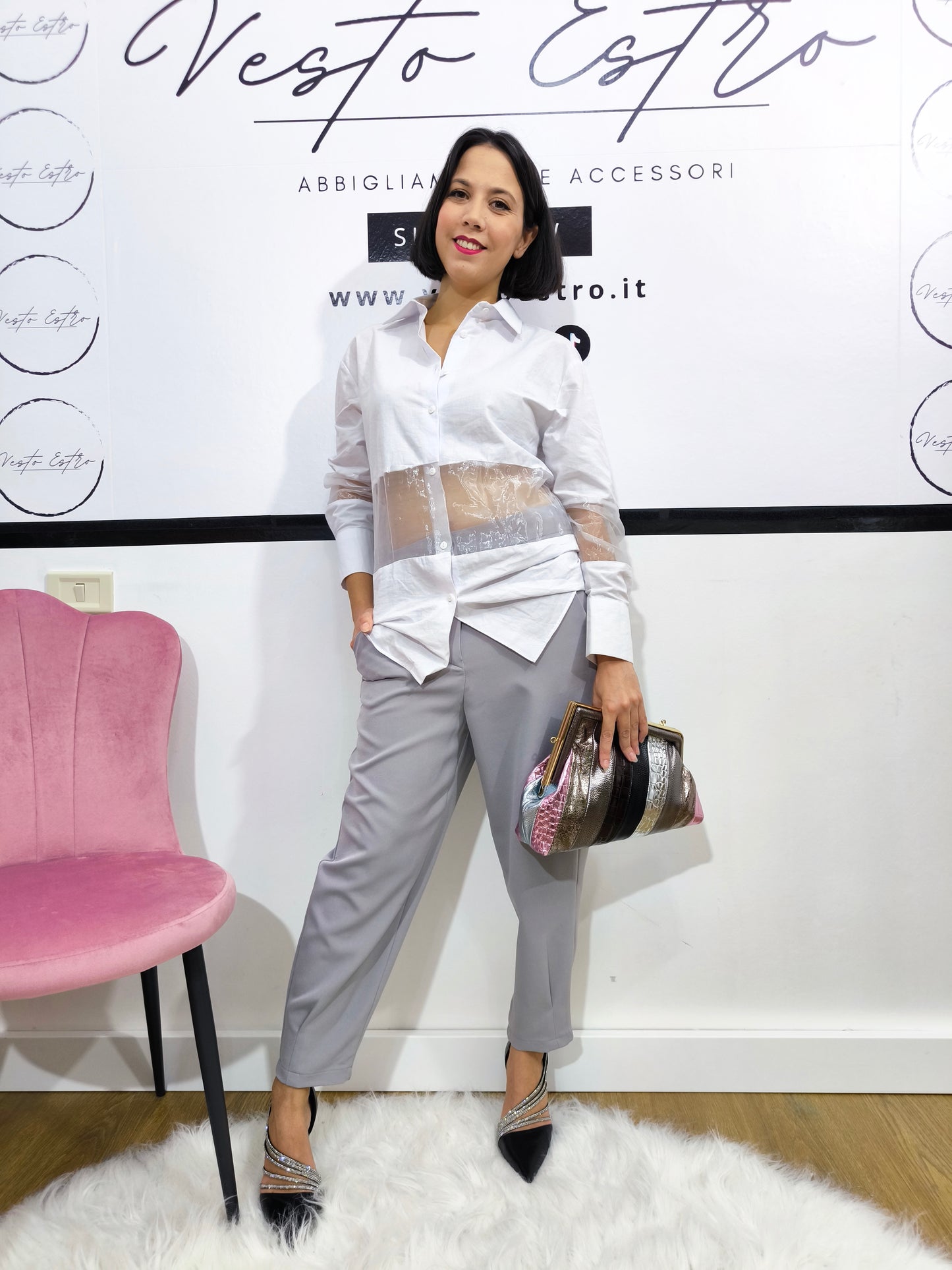 Camicia bianca con pannelli trasparenti in tulle, perfetta per un look moderno e femminile, con maniche lunghe e design elegante.