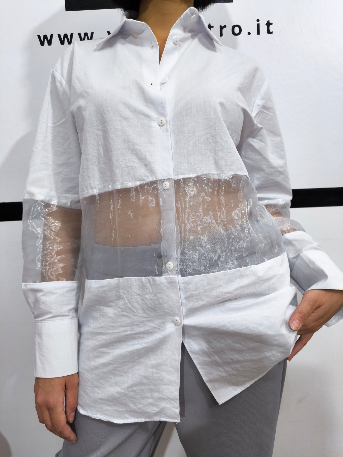 Camicia bianca con pannelli trasparenti in tulle, perfetta per un look moderno e femminile, con maniche lunghe e design elegante.