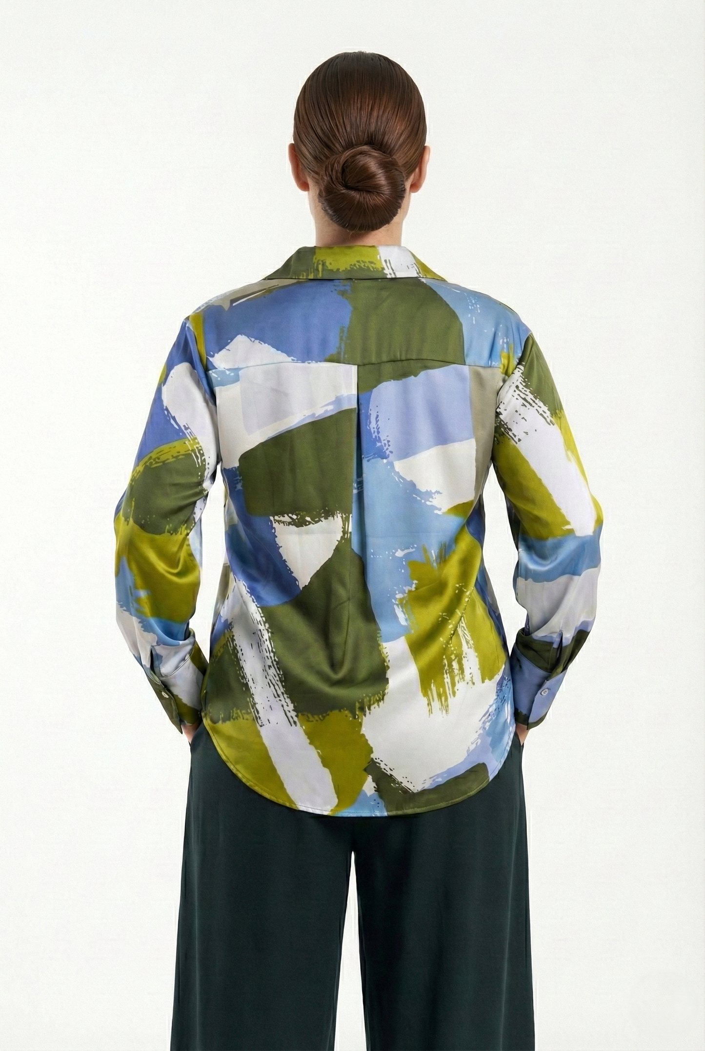 Camicia donna elegante fantasia astratta verde e blu, maniche lunghe di schiena