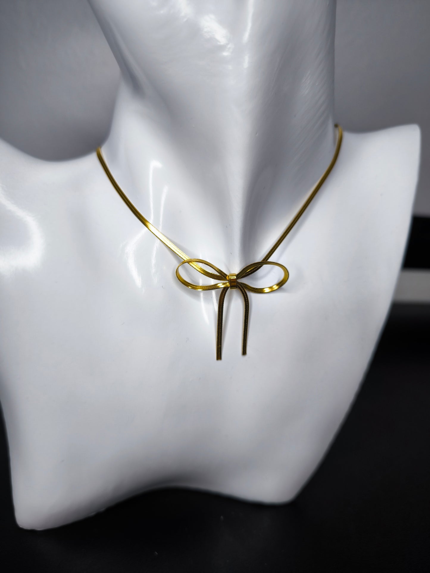 Collana dorata con ciondolo a fiocco, gioiello minimalista per donna.