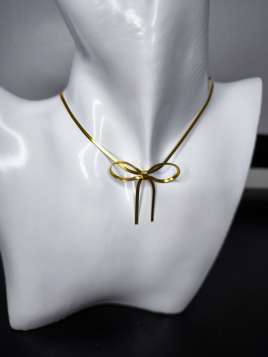 Collana dorata con ciondolo a fiocco, gioiello minimalista per donna.