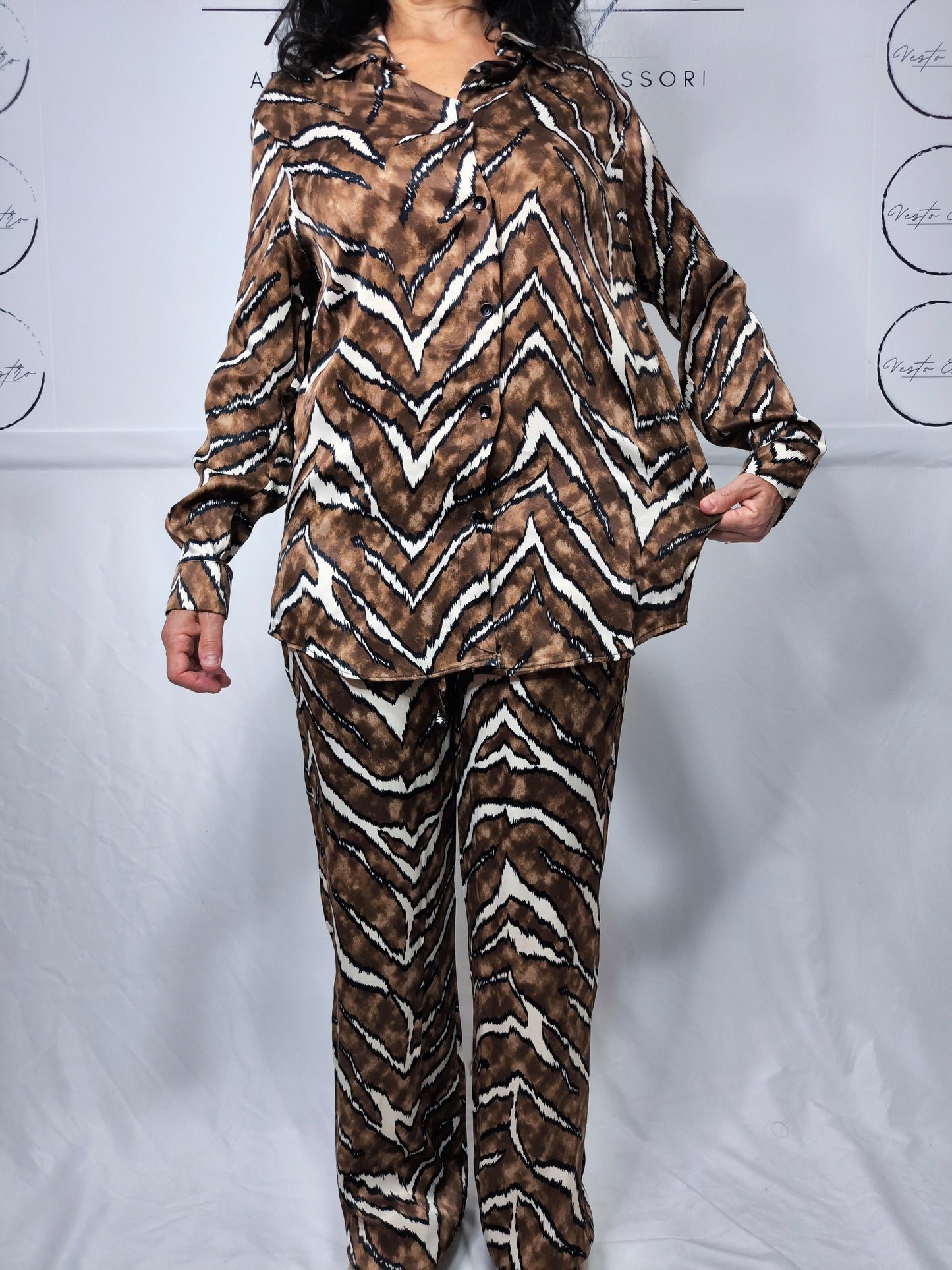 Completo donna stampa animalier zig-zag con camicia e pantaloni ampi in tessuto fluido, per un look moderno e audace.