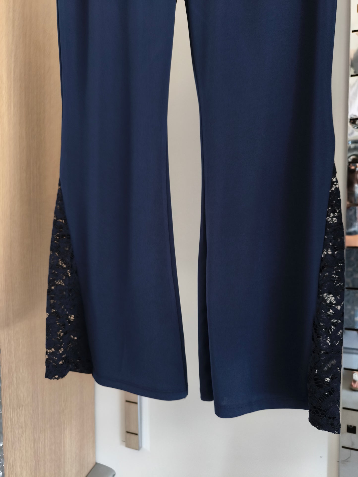 Completo elegante donna curvy blu con pantaloni a zampa