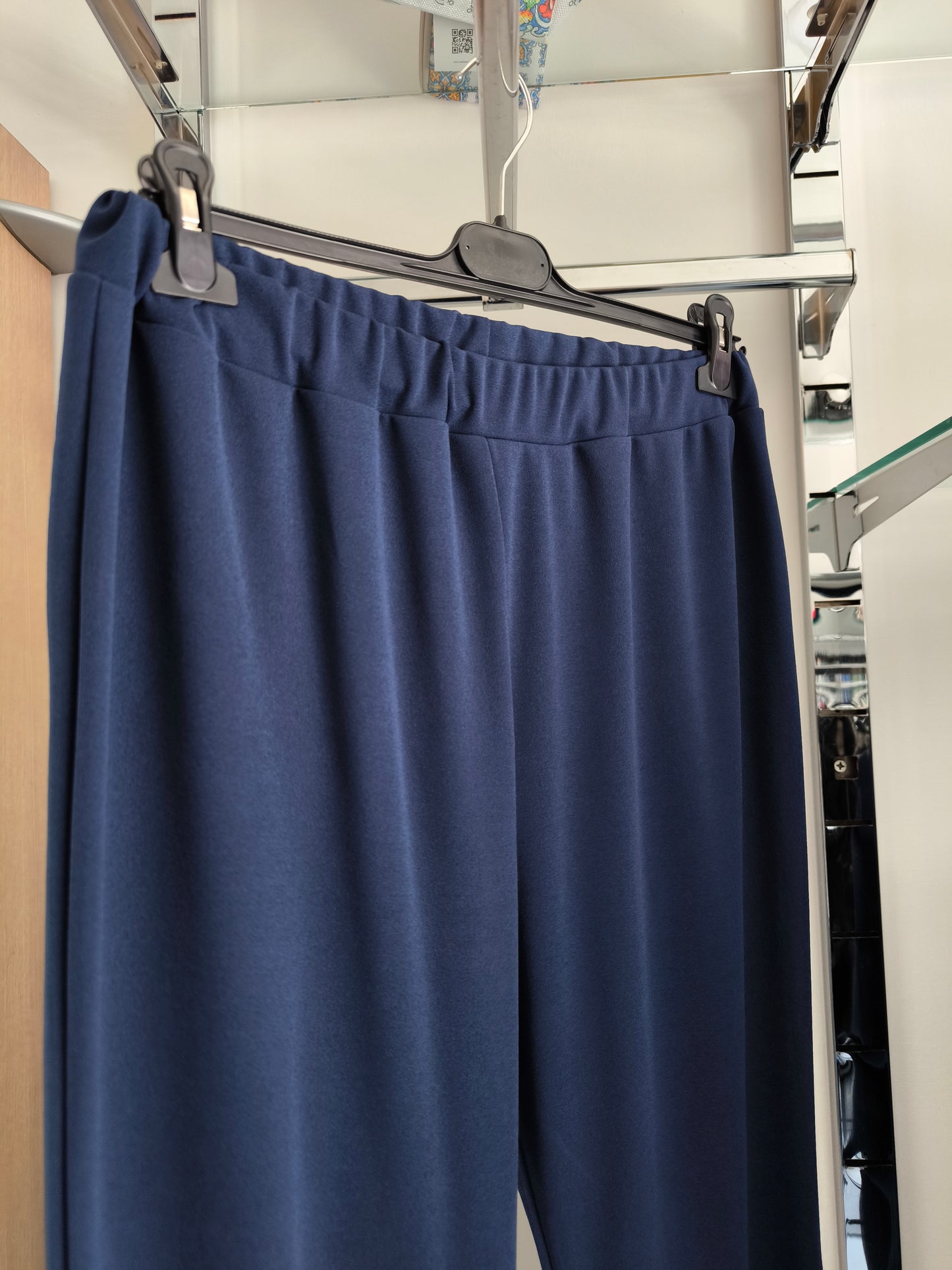 Completo elegante donna curvy blu con pantaloni a zampa