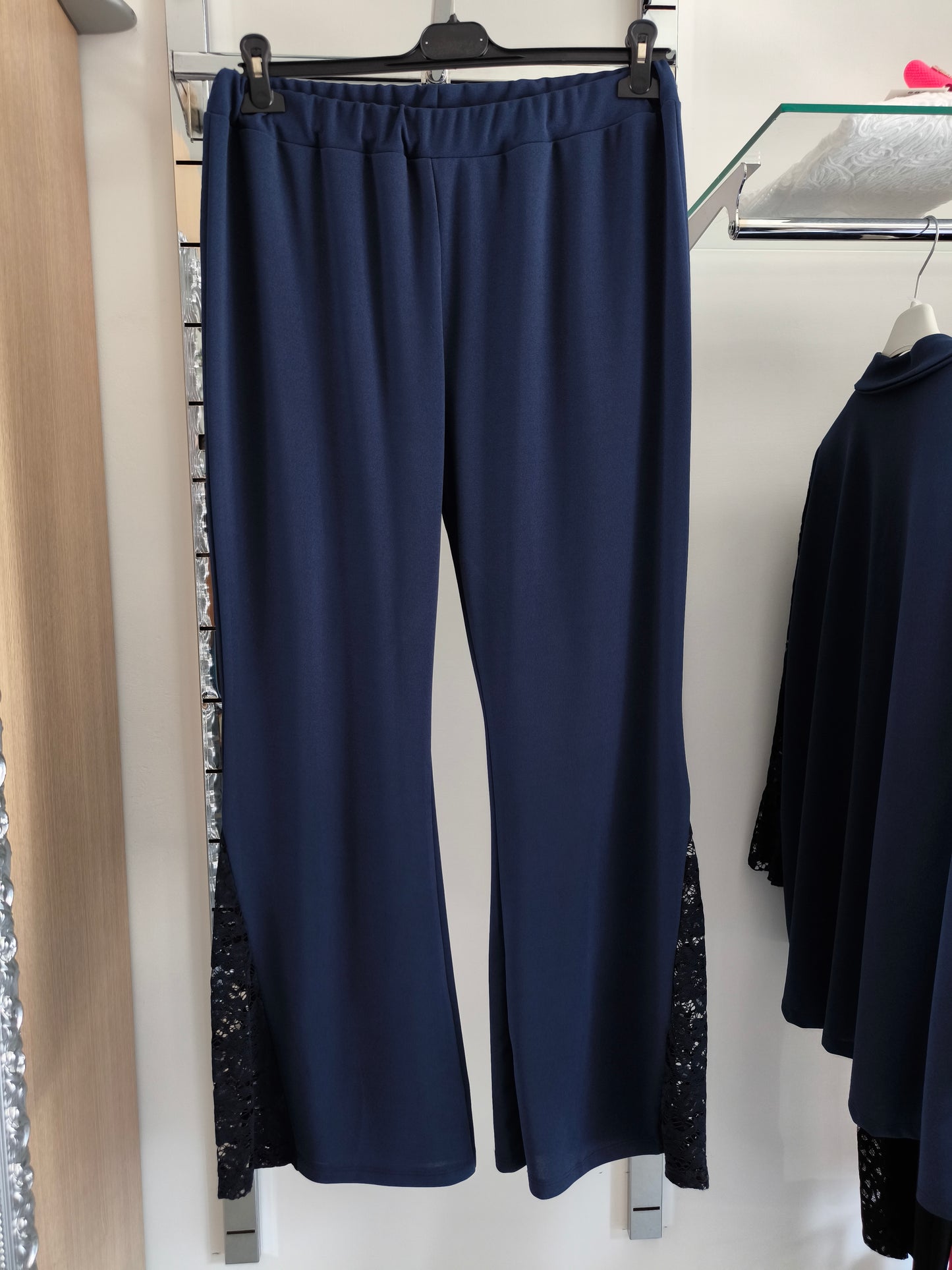 Completo elegante donna curvy blu con pantaloni a zampa