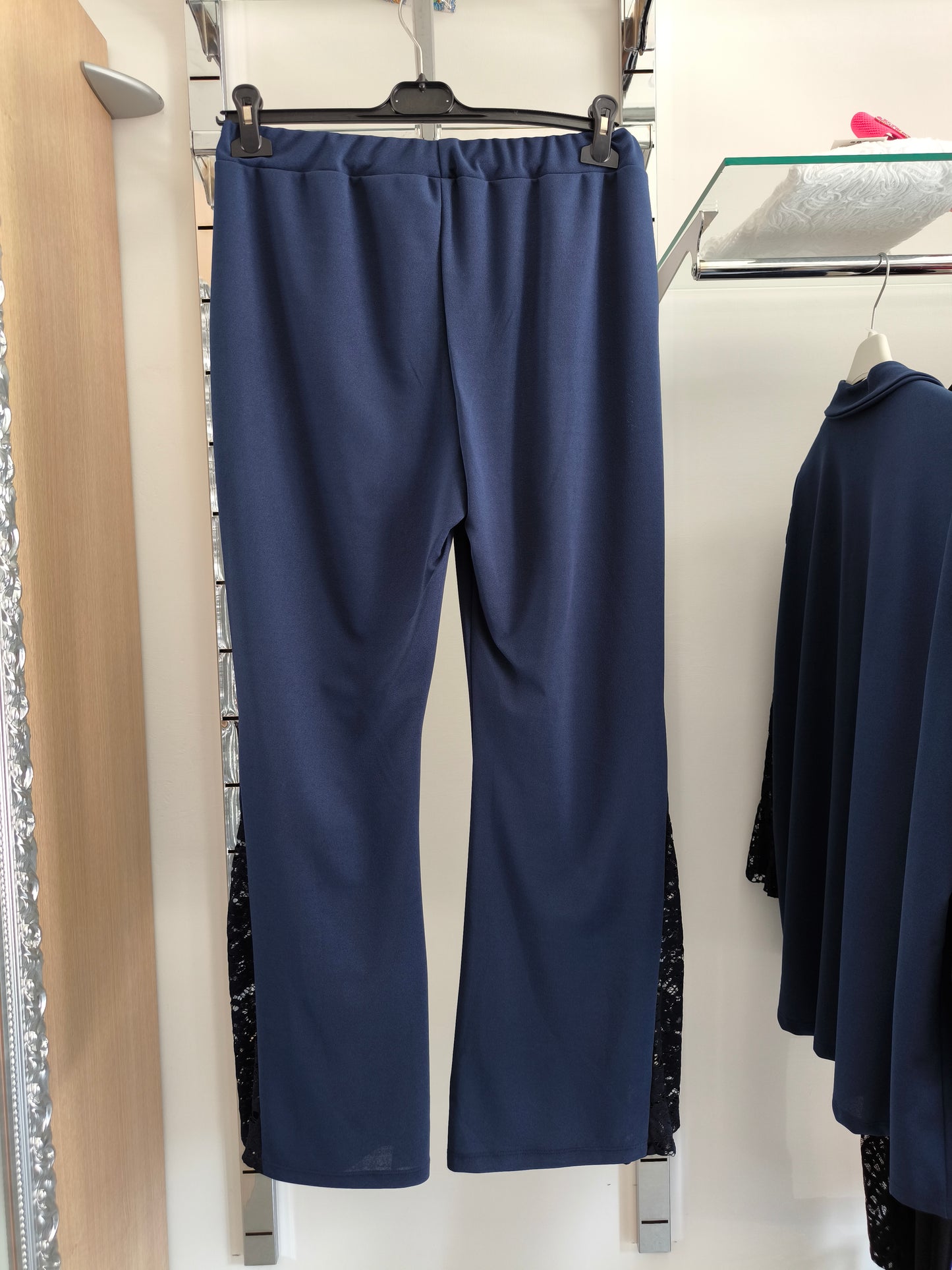 Completo elegante donna curvy blu con pantaloni a zampa