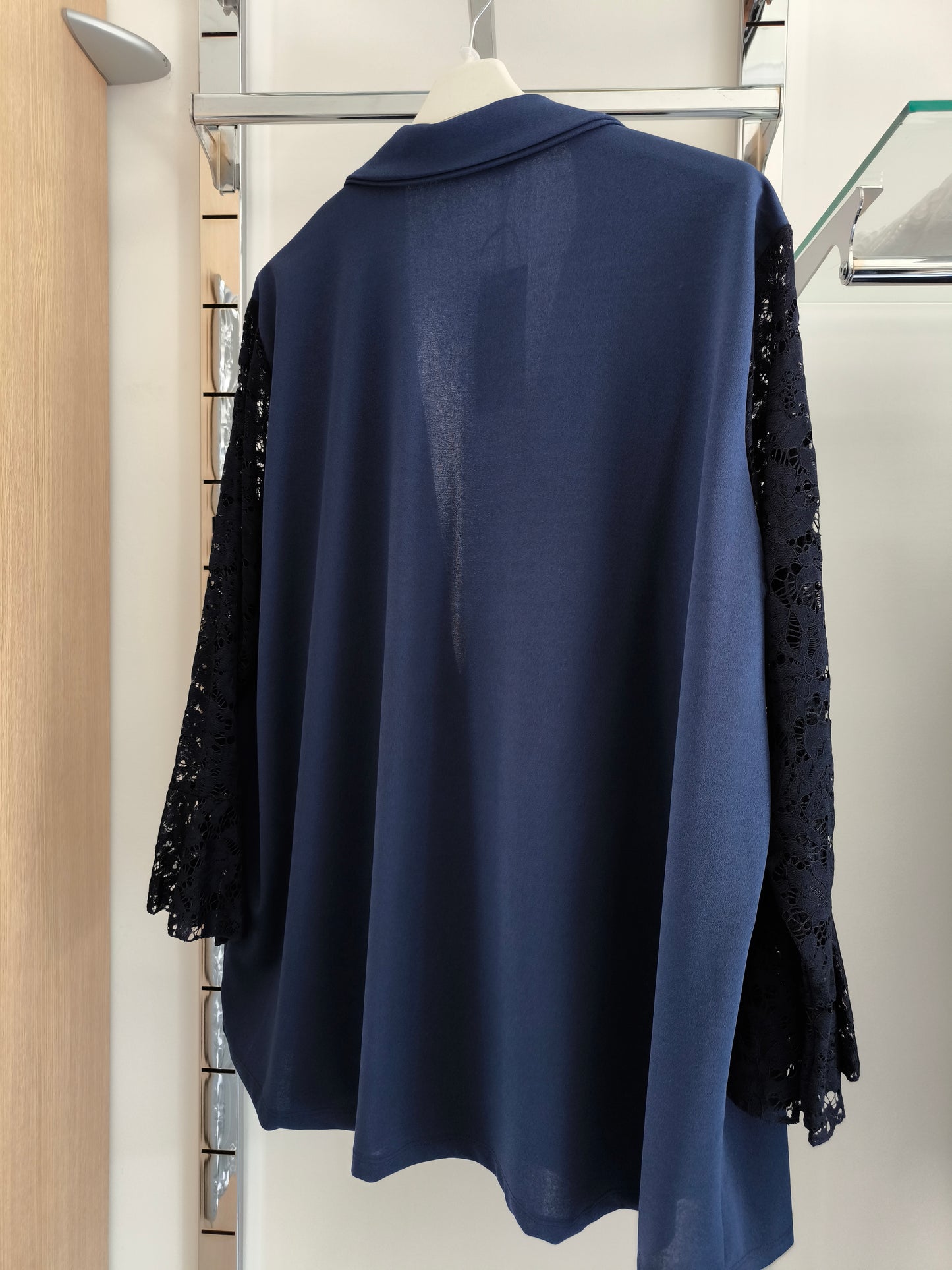 Completo elegante donna curvy blu con giacca maniche in pizzo
