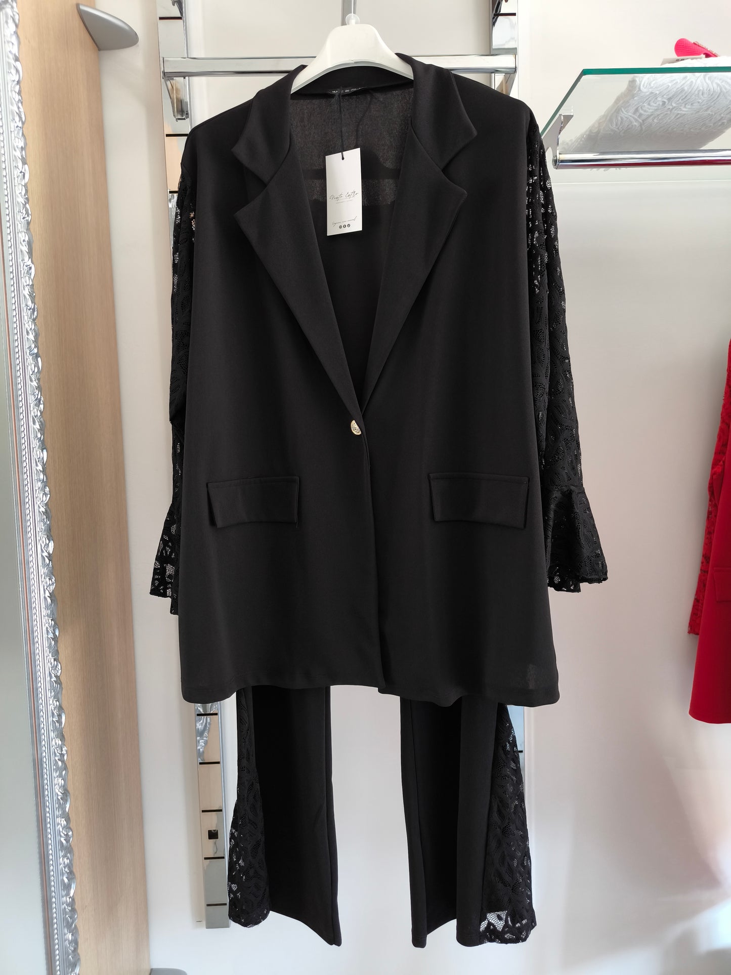 Completo elegante donna curvy nero con giacca maniche in pizzo e pantaloni a zampa