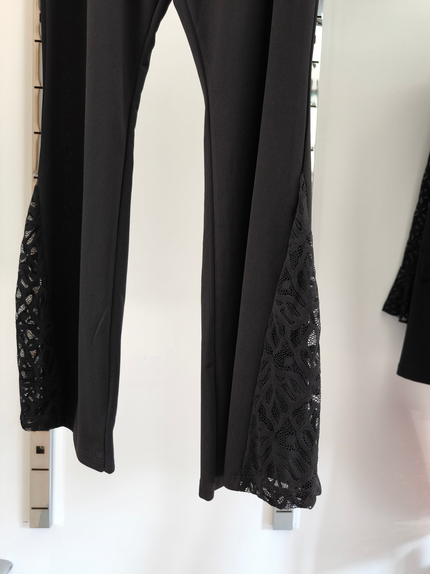 Completo elegante donna curvy nero con pantaloni a zampa
