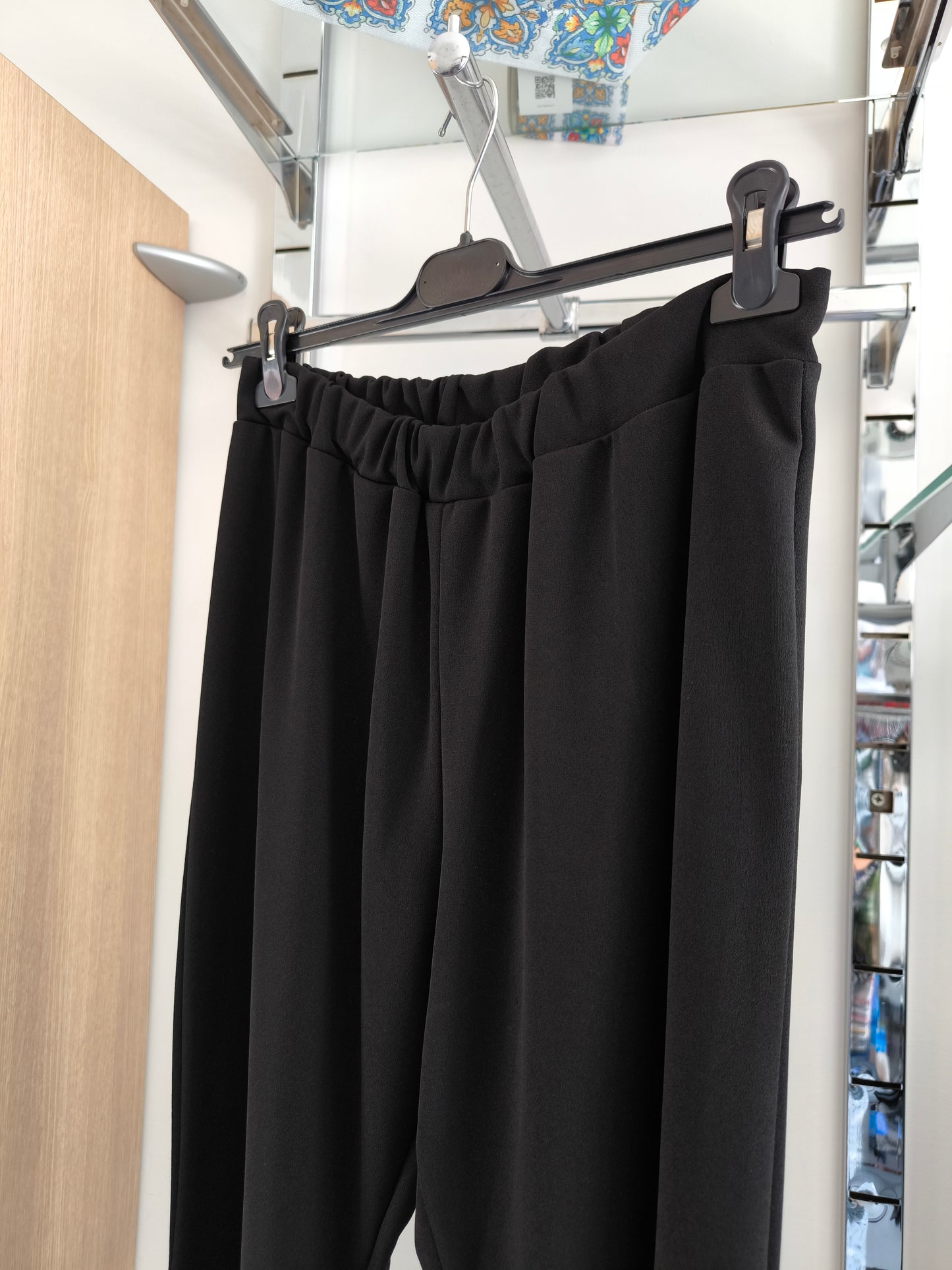 Completo elegante donna curvy nero con pantaloni a zampa