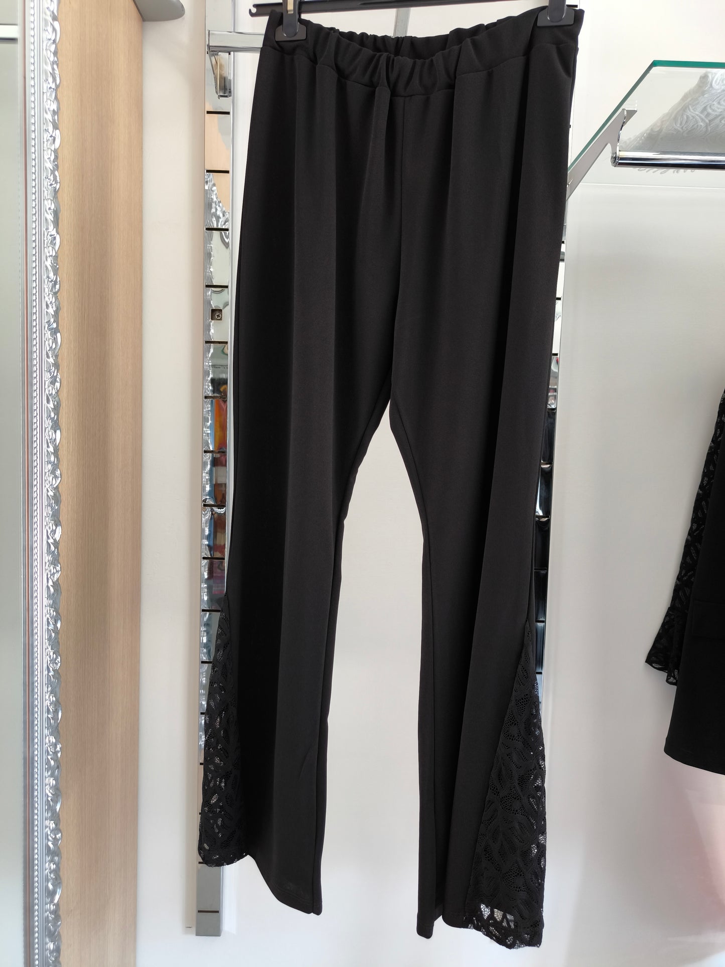 Completo elegante donna curvy nero con pantaloni a zampa