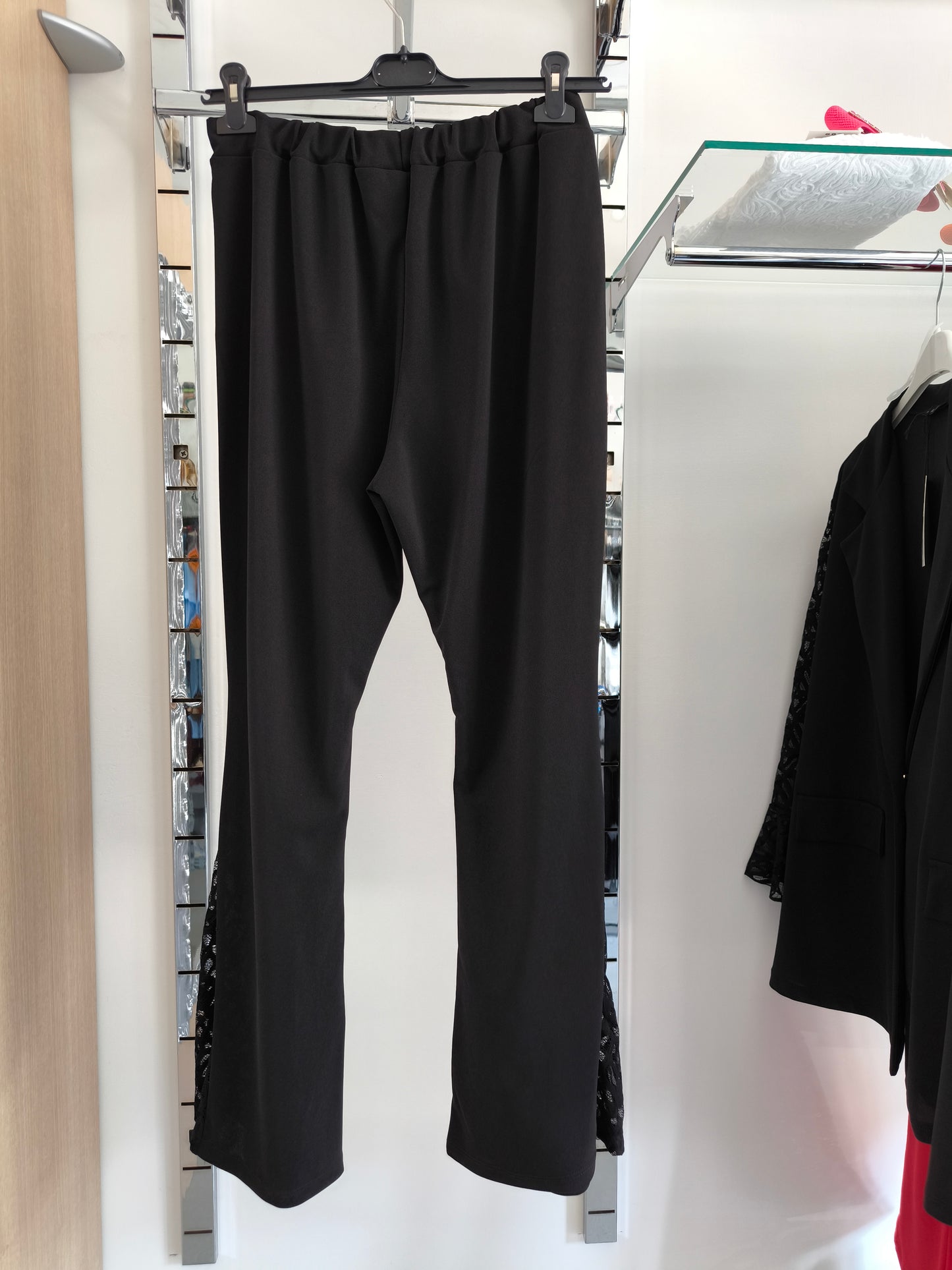 Completo elegante donna curvy nero con pantaloni a zampa