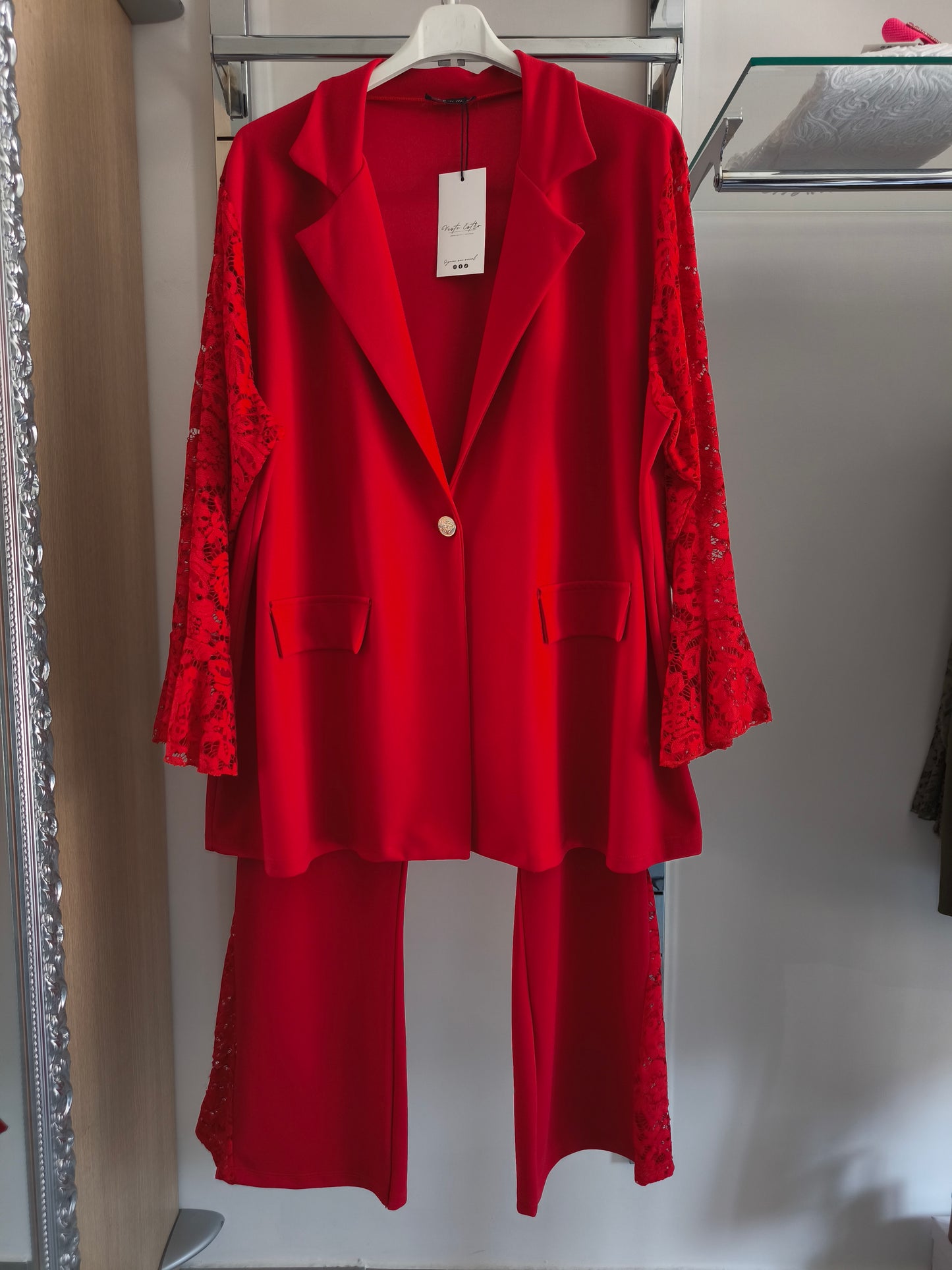 Completo elegante donna curvy rosso con giacca maniche in pizzo e pantaloni a zampa