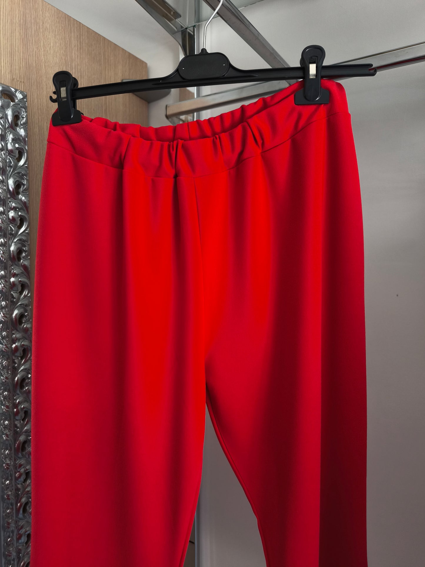 Completo elegante donna curvy rosso con pantaloni a zampa