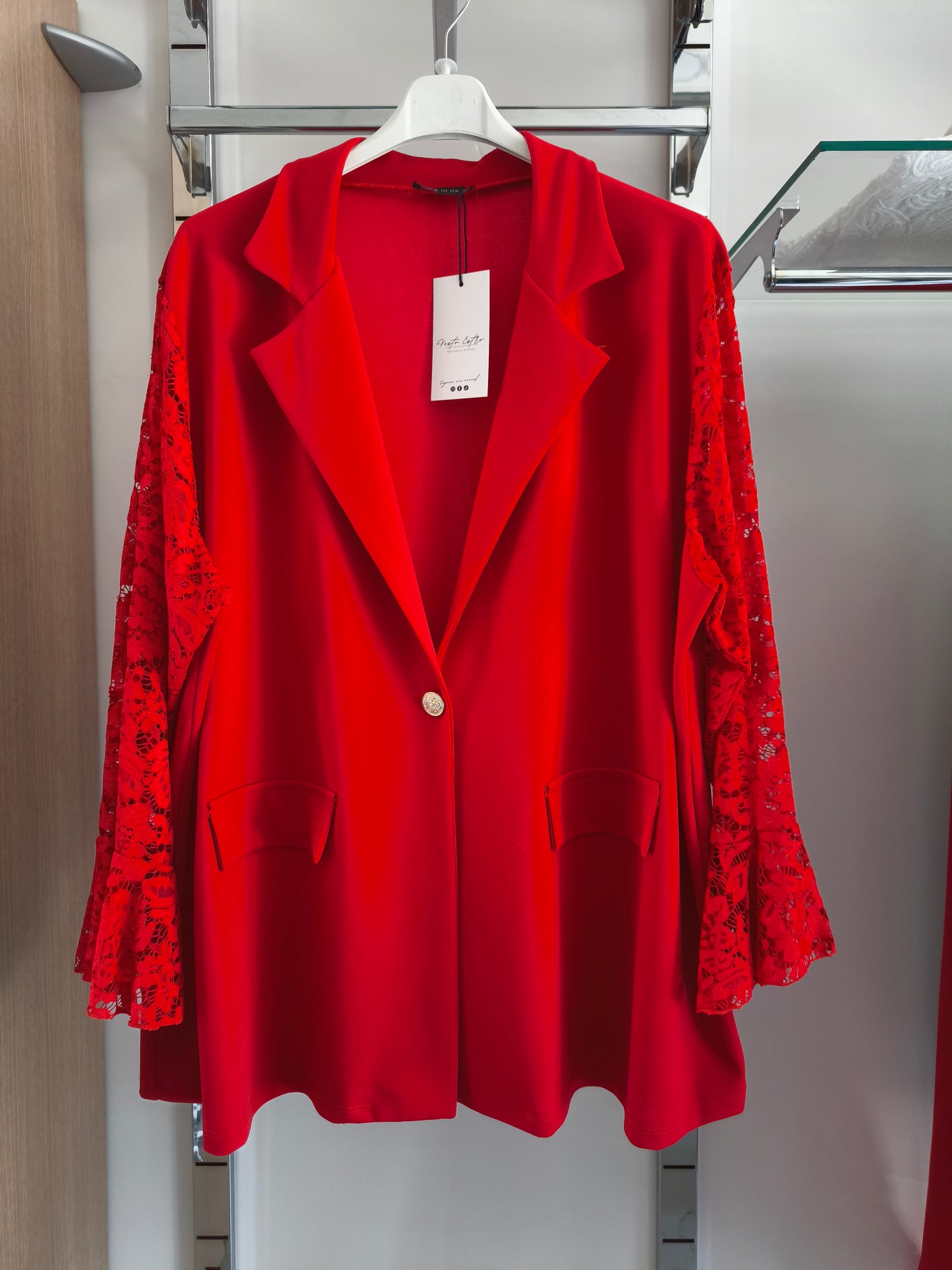Completo elegante donna curvy rosso con giacca maniche in pizzo
