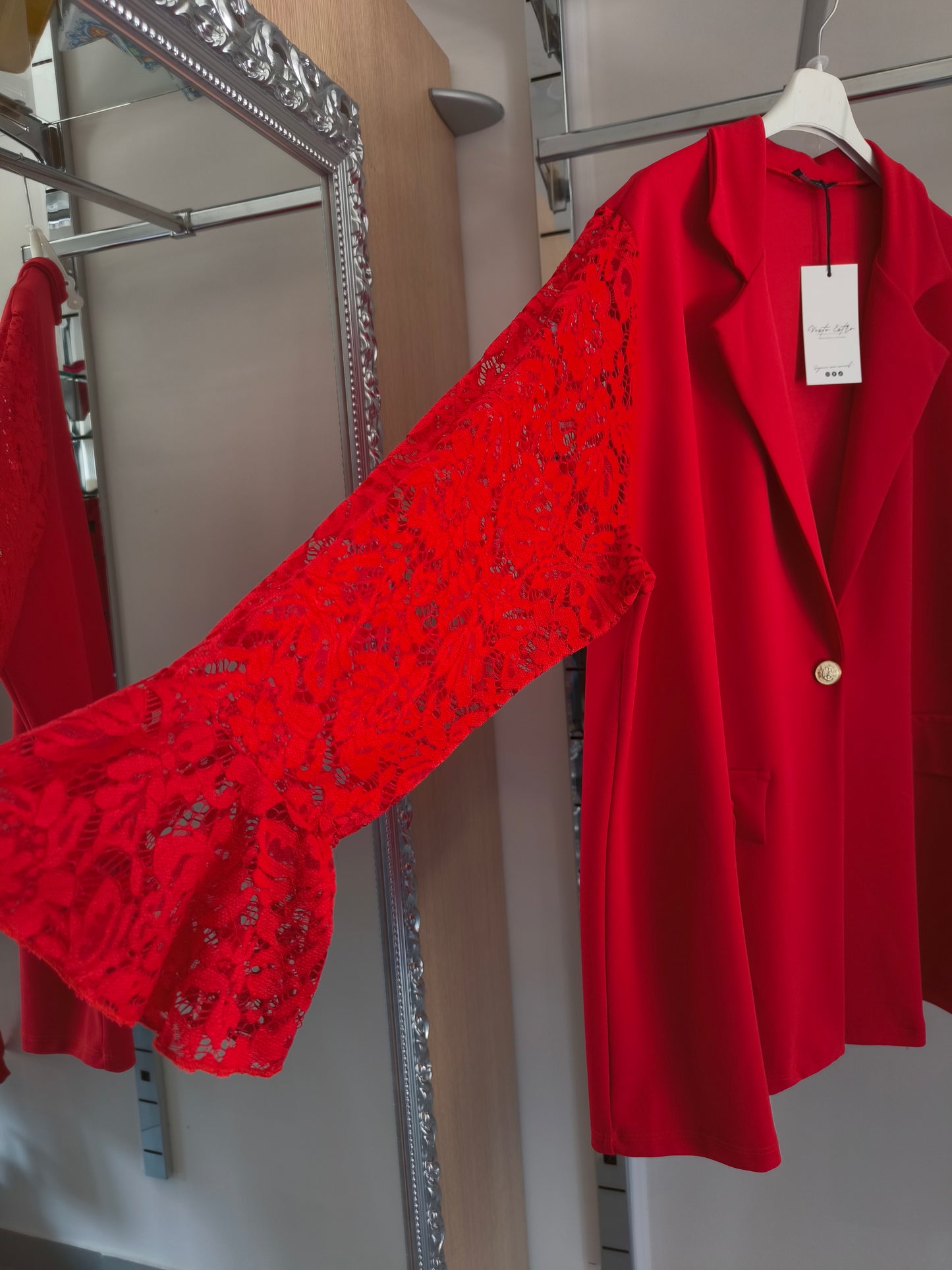 Completo elegante donna curvy rosso con giacca maniche in pizzo