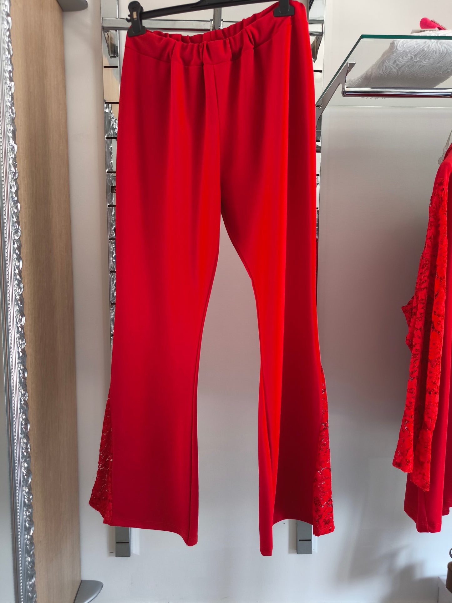 Completo elegante donna curvy rosso con pantaloni a zampa