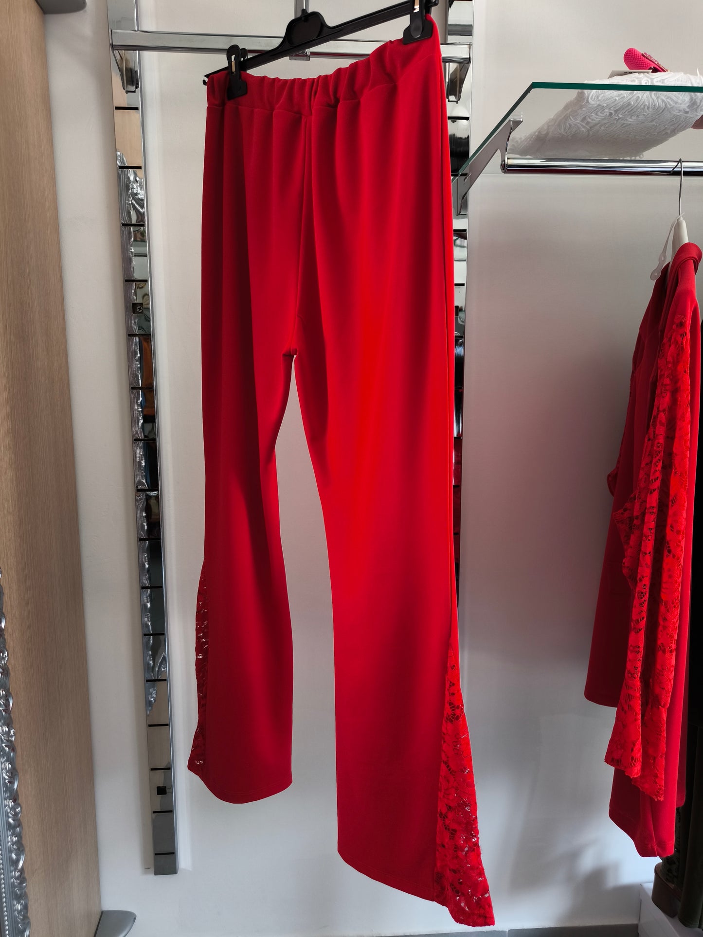 Completo elegante donna curvy rosso con pantaloni a zampa