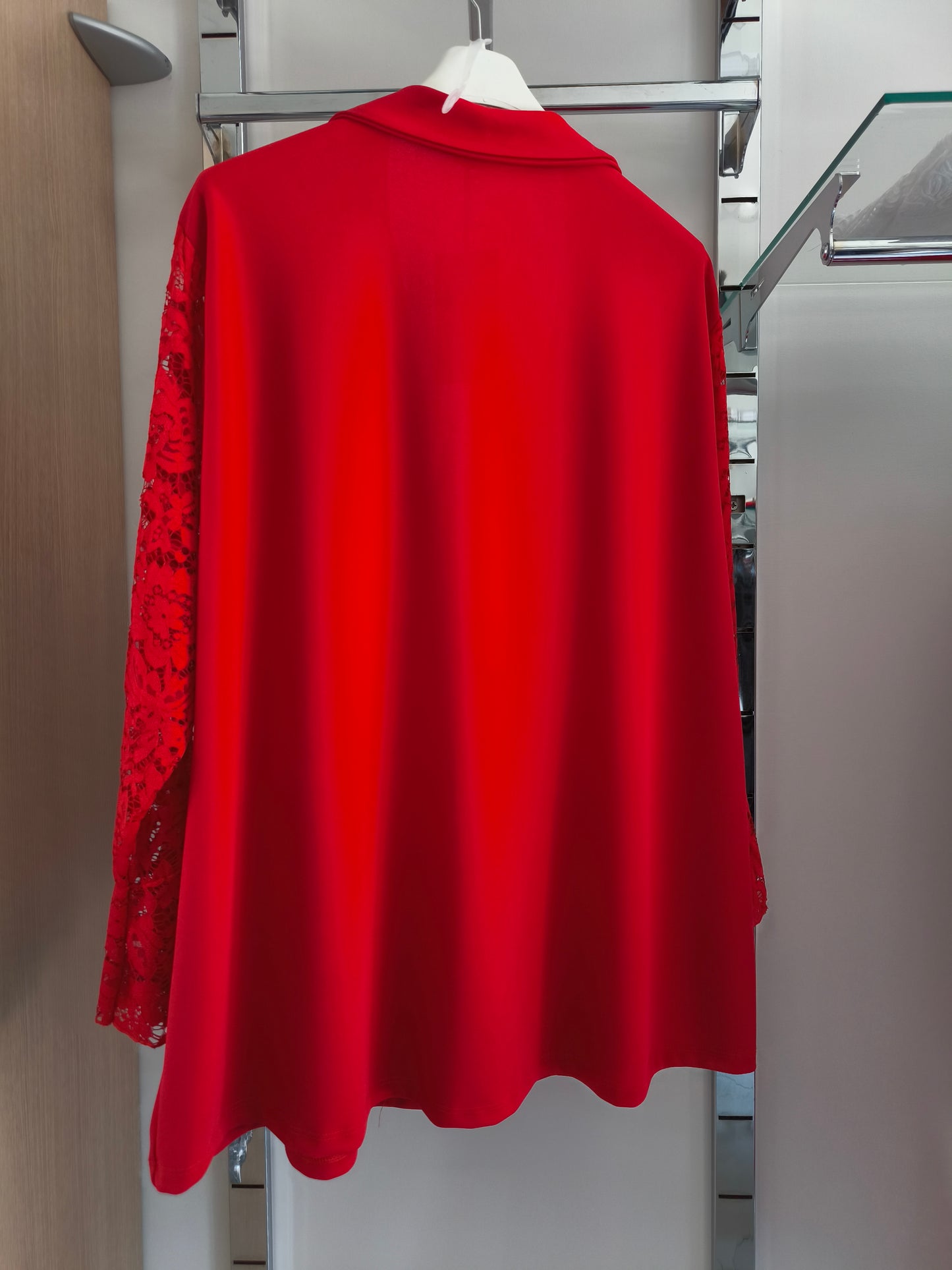 Completo elegante donna curvy rosso con giacca maniche in pizzo