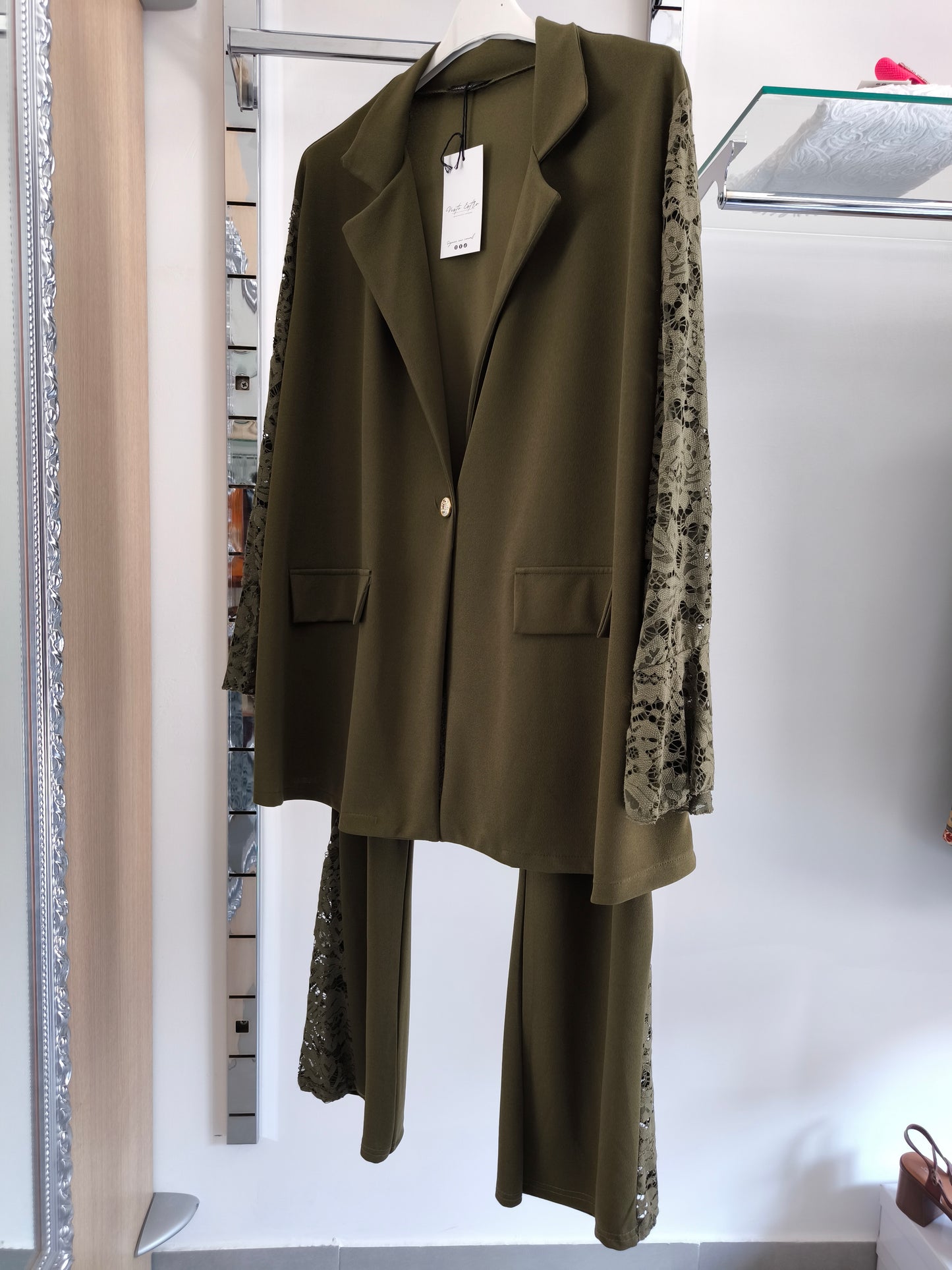 Completo elegante donna curvy verde militare con giacca maniche in pizzo e pantaloni a zampa