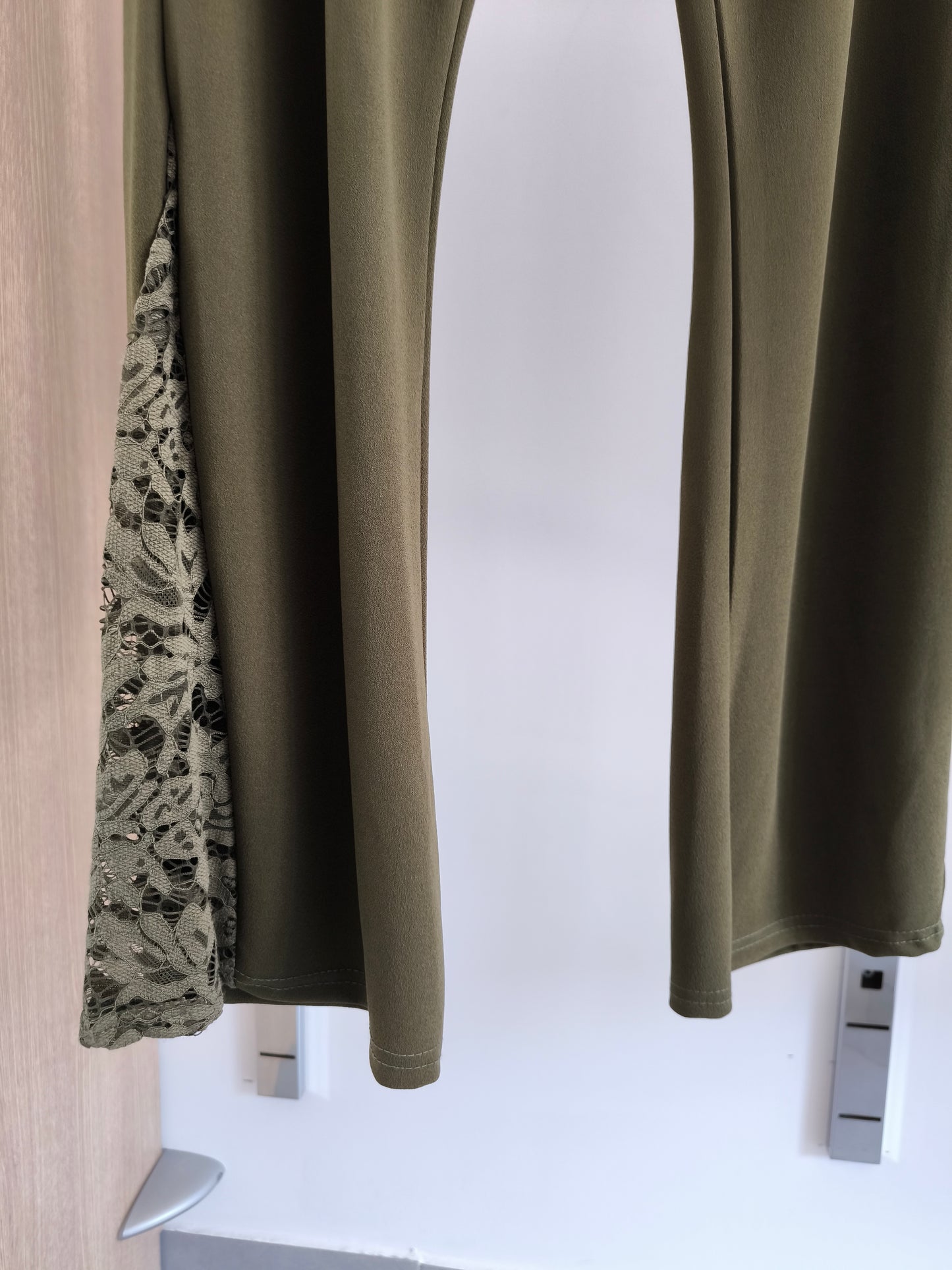 Completo elegante donna curvy verde militare con pantaloni a zampa