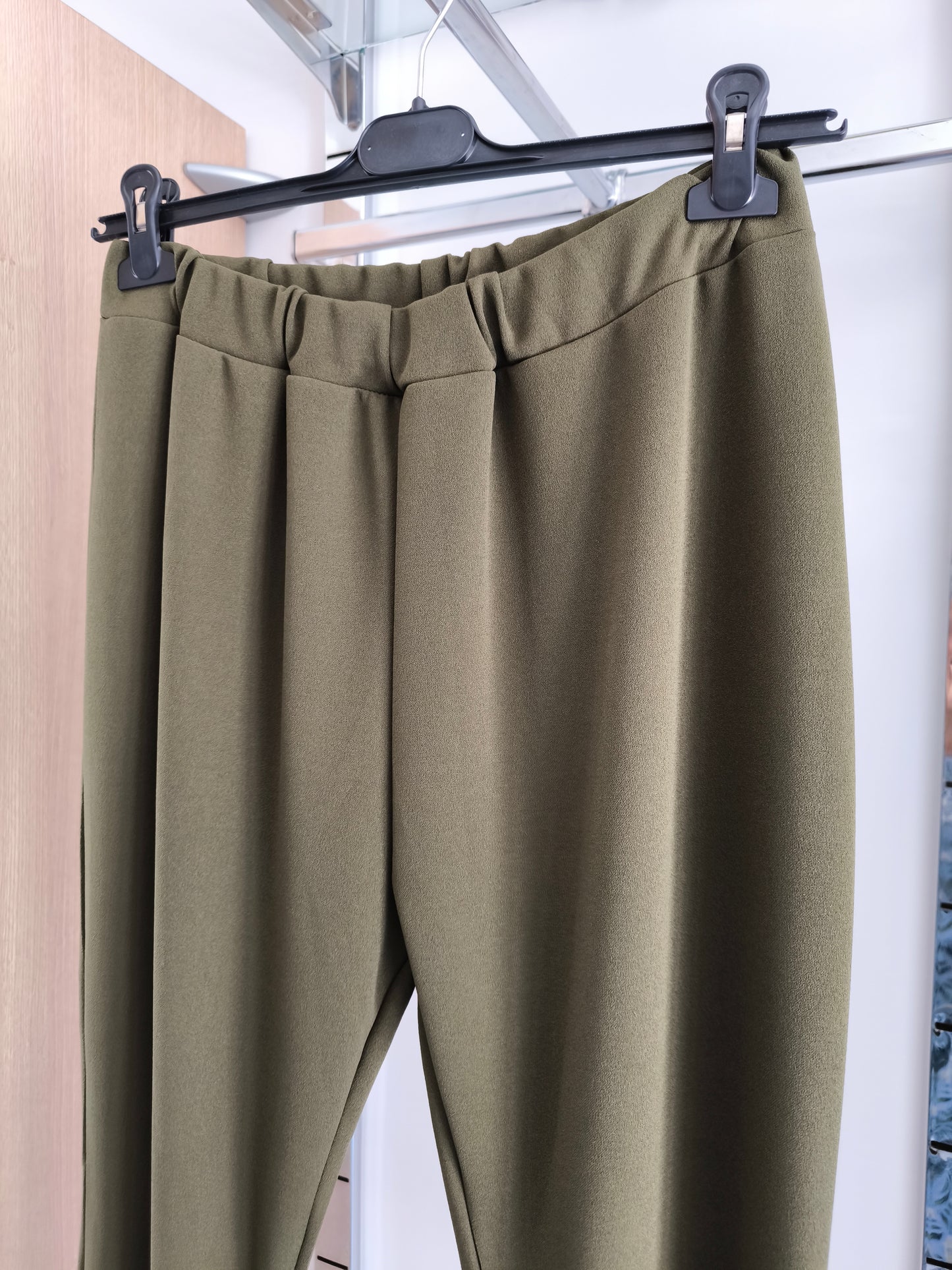 Completo elegante donna curvy verde militare con pantaloni a zampa