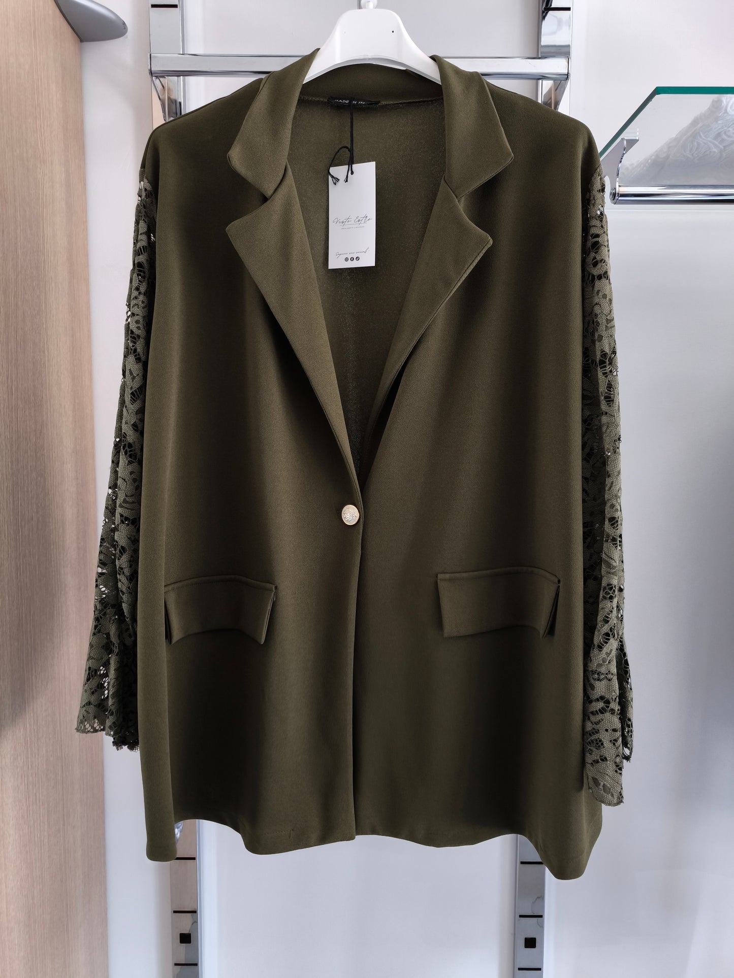 Completo elegante donna curvy verde militare con giacca maniche in pizzo