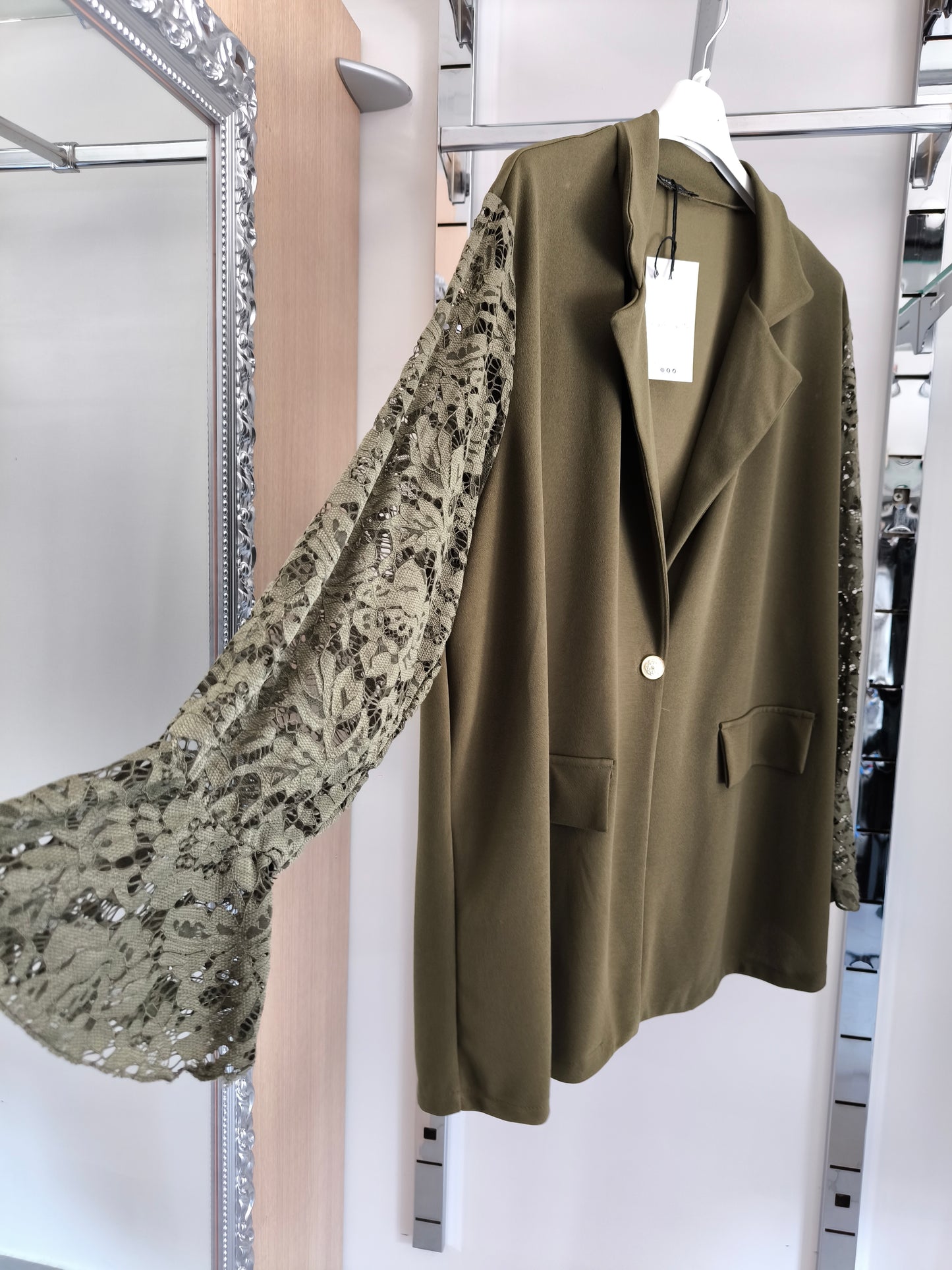Completo elegante donna curvy verde militare con giacca maniche in pizzo