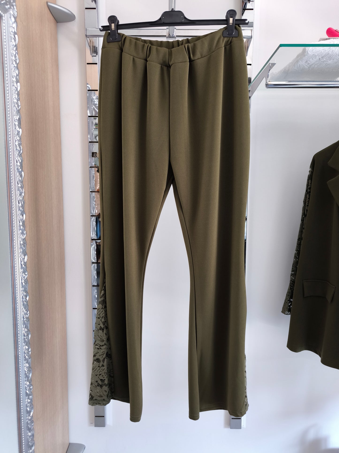 Completo elegante donna curvy verde militare con pantaloni a zampa