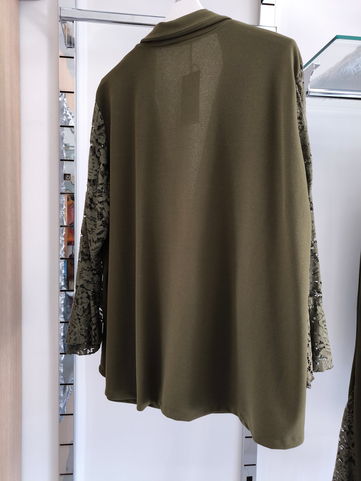Completo elegante donna curvy verde militare con giacca maniche in pizzo