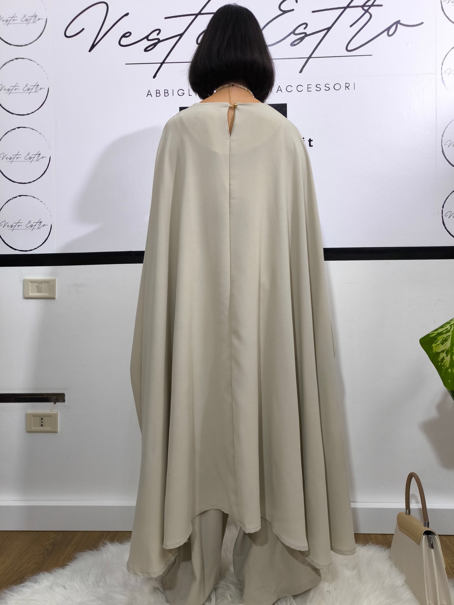 Completo sabbia elegante da donna in crepe, con blusa effetto mantella e pantaloni a vita alta con elastico posteriore e zip laterale.