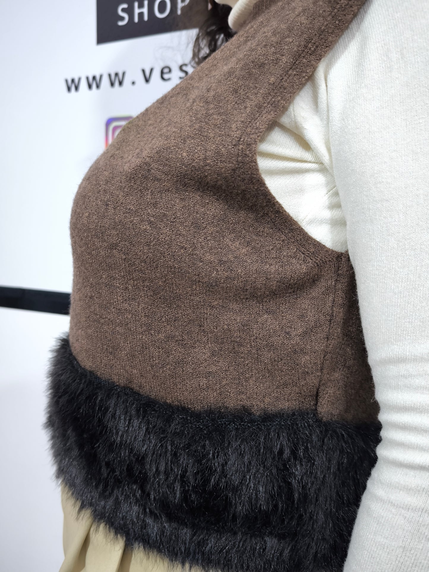 Gilet marrone con dettaglio in pelliccia sintetica - stile e calore per l’Inverno