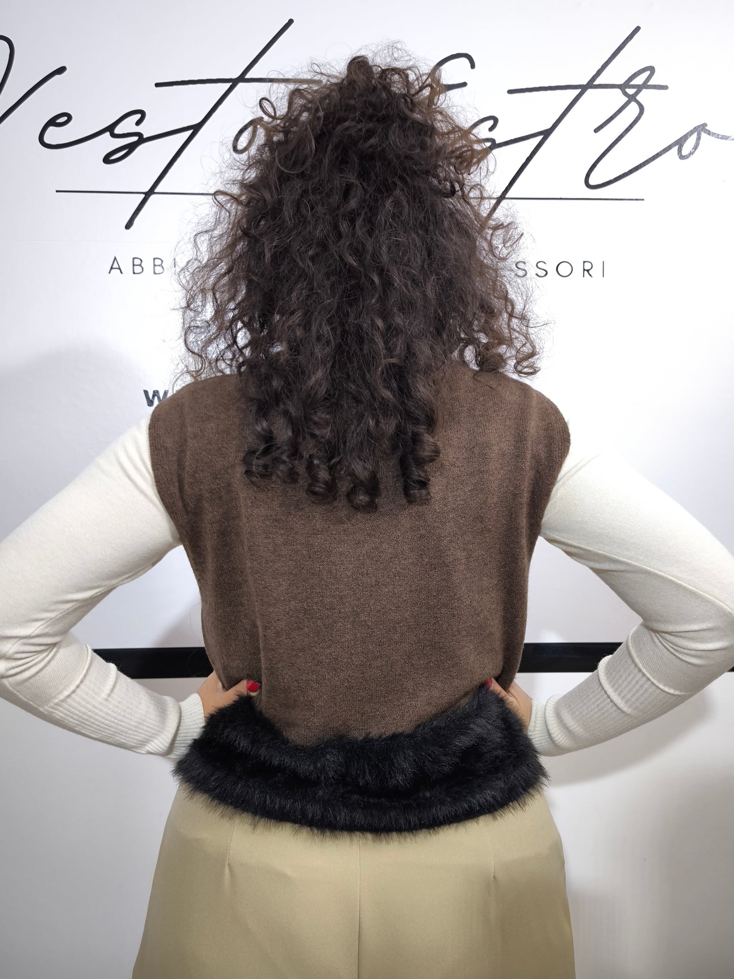 Gilet marrone con dettaglio in pelliccia sintetica - stile e calore per l’Inverno