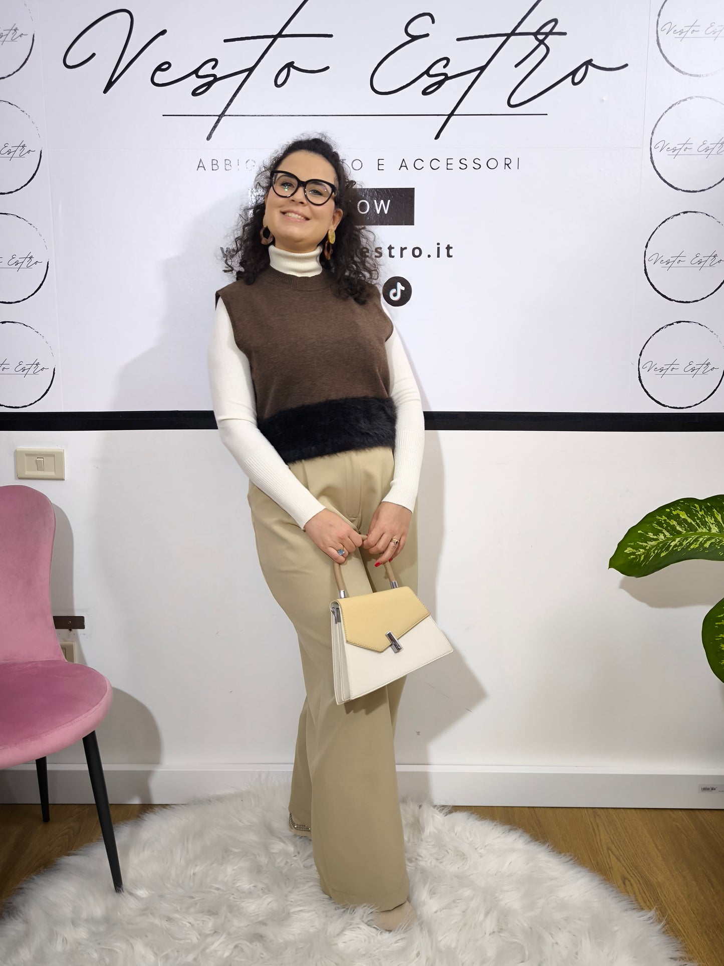 Gilet marrone con dettaglio in pelliccia sintetica - stile e calore per l’Inverno