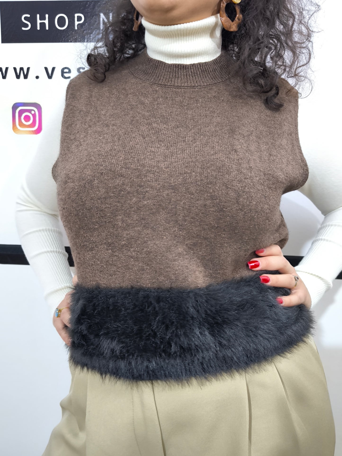 Gilet marrone con dettaglio in pelliccia sintetica - stile e calore per l’Inverno
