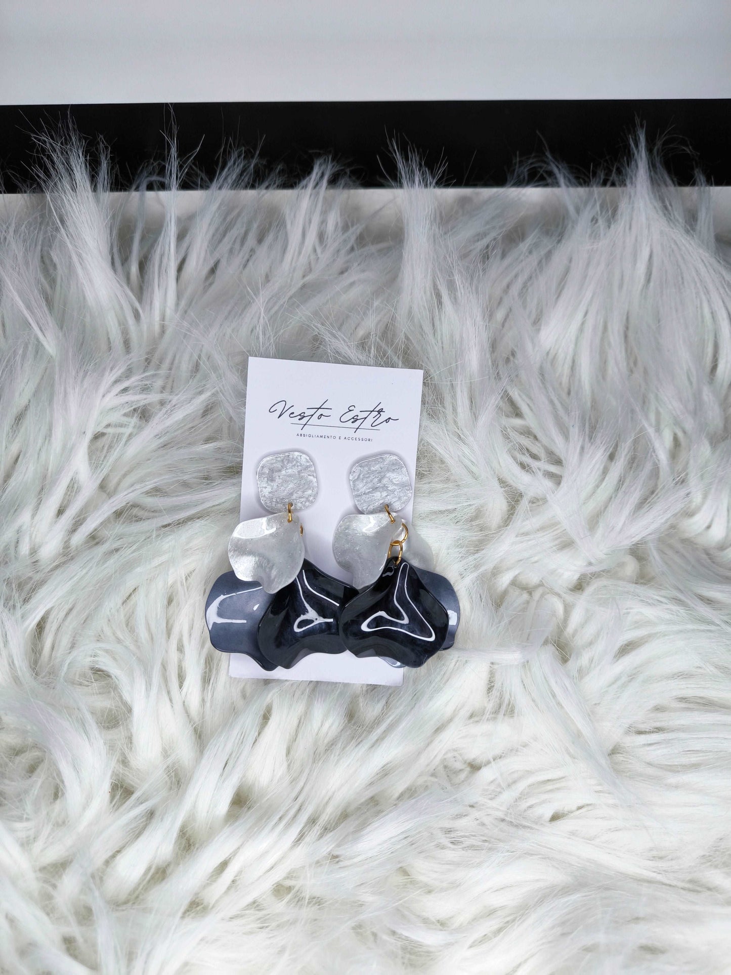 Orecchini pendenti bianco e nero