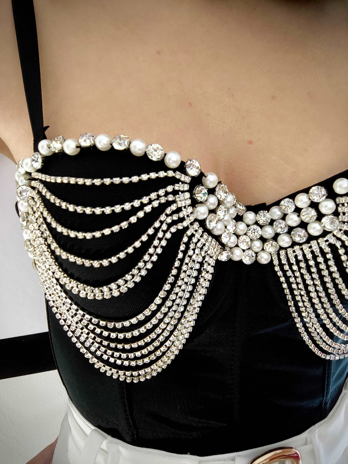 Corsetto con stecche, strass e perle