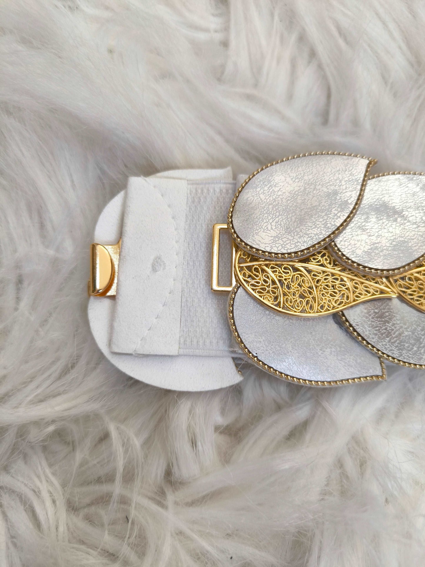 Cinta con foglia dorata