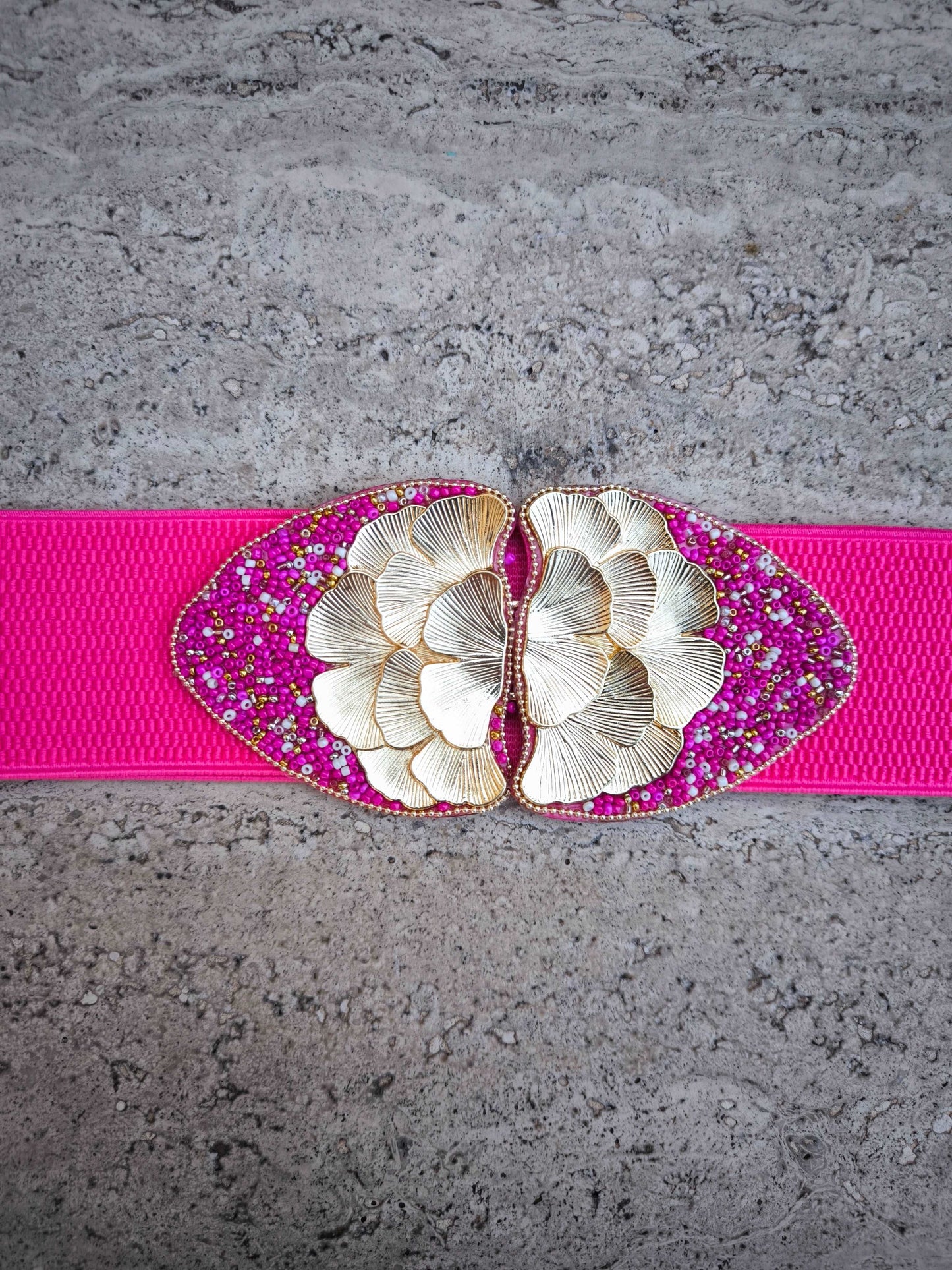 Cinta con fiore dorato e perline