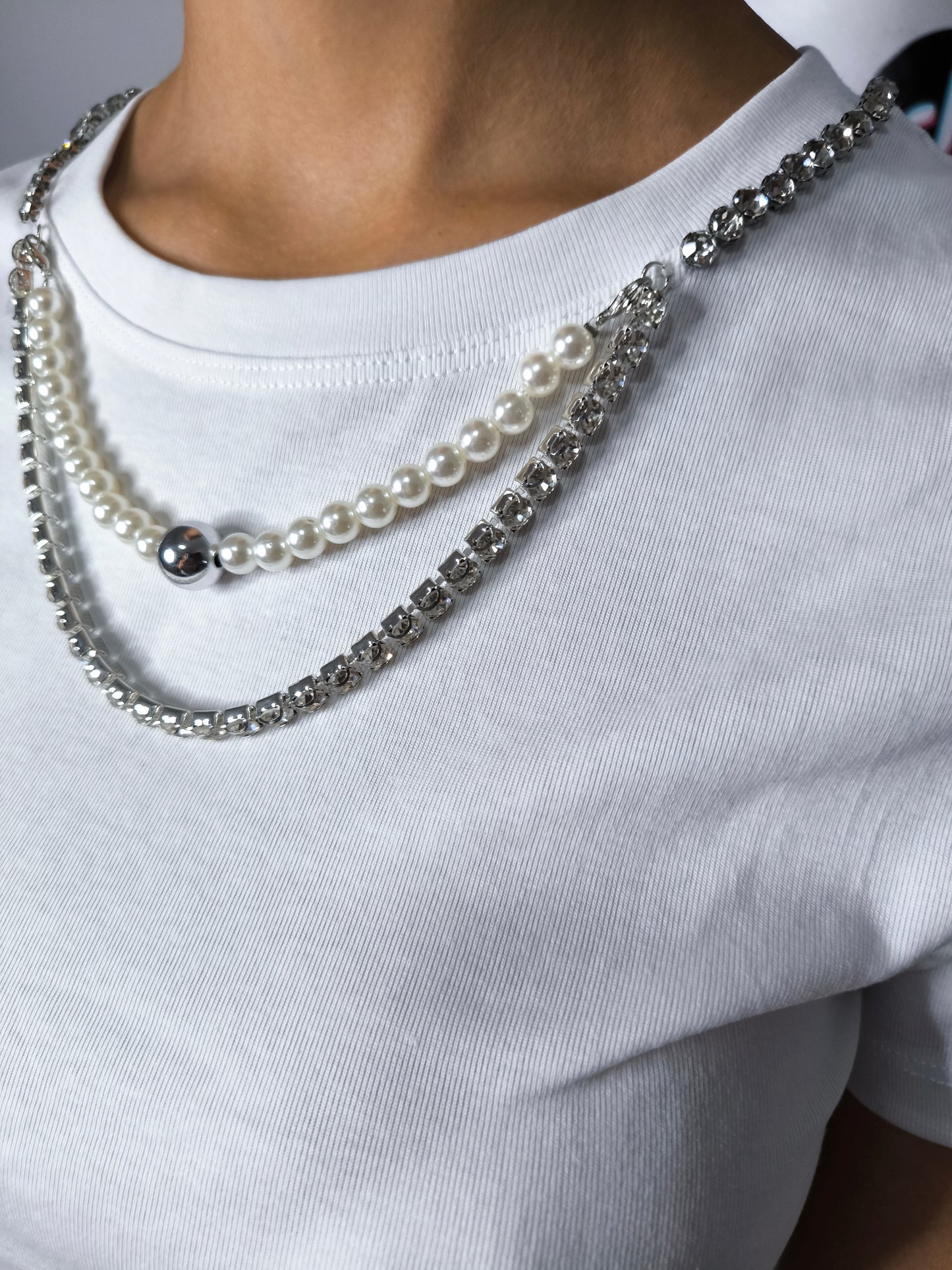 T-shirt corta con collana