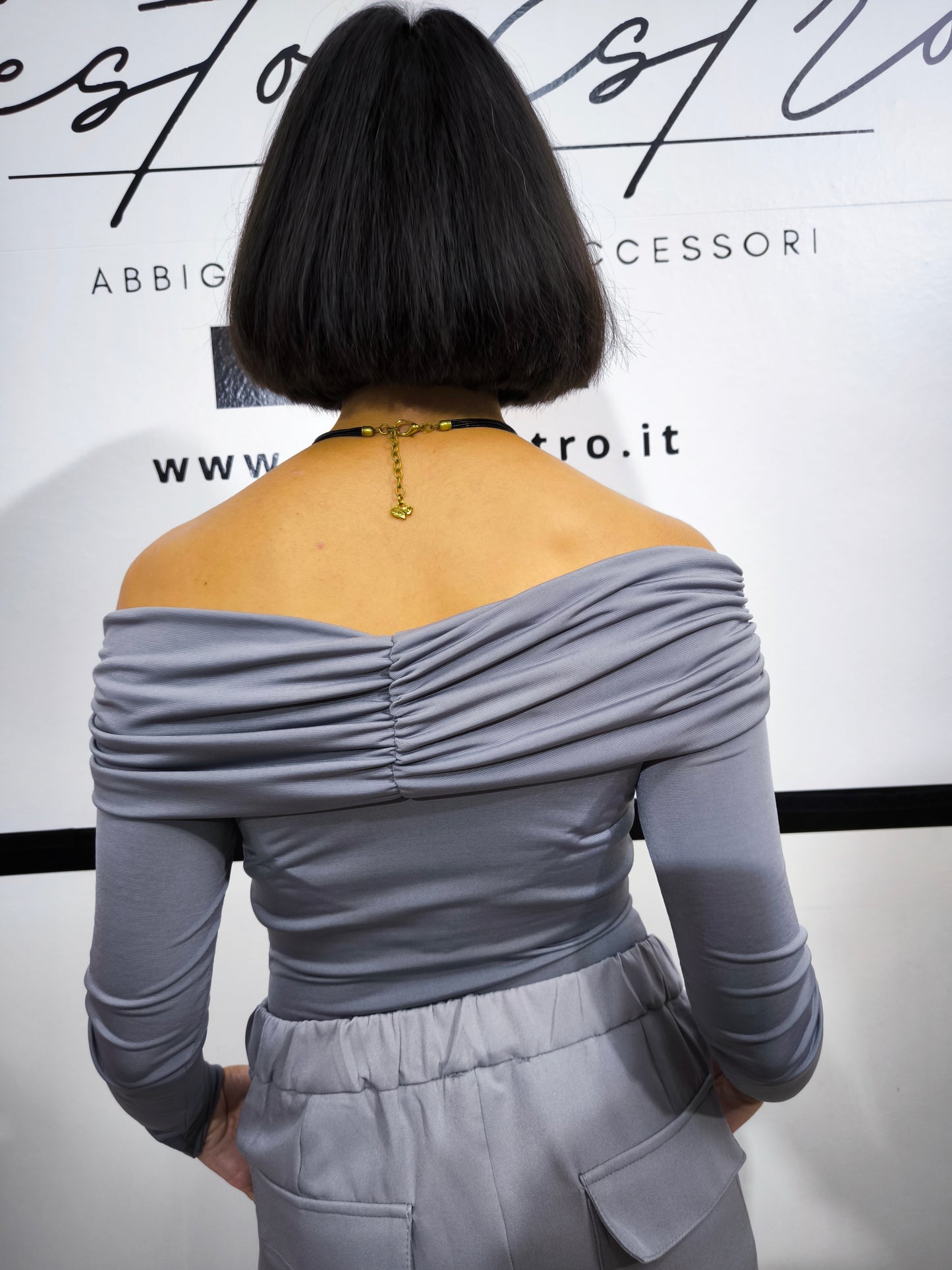 Body elasticizzato grigio con scollatura omerale e fascia