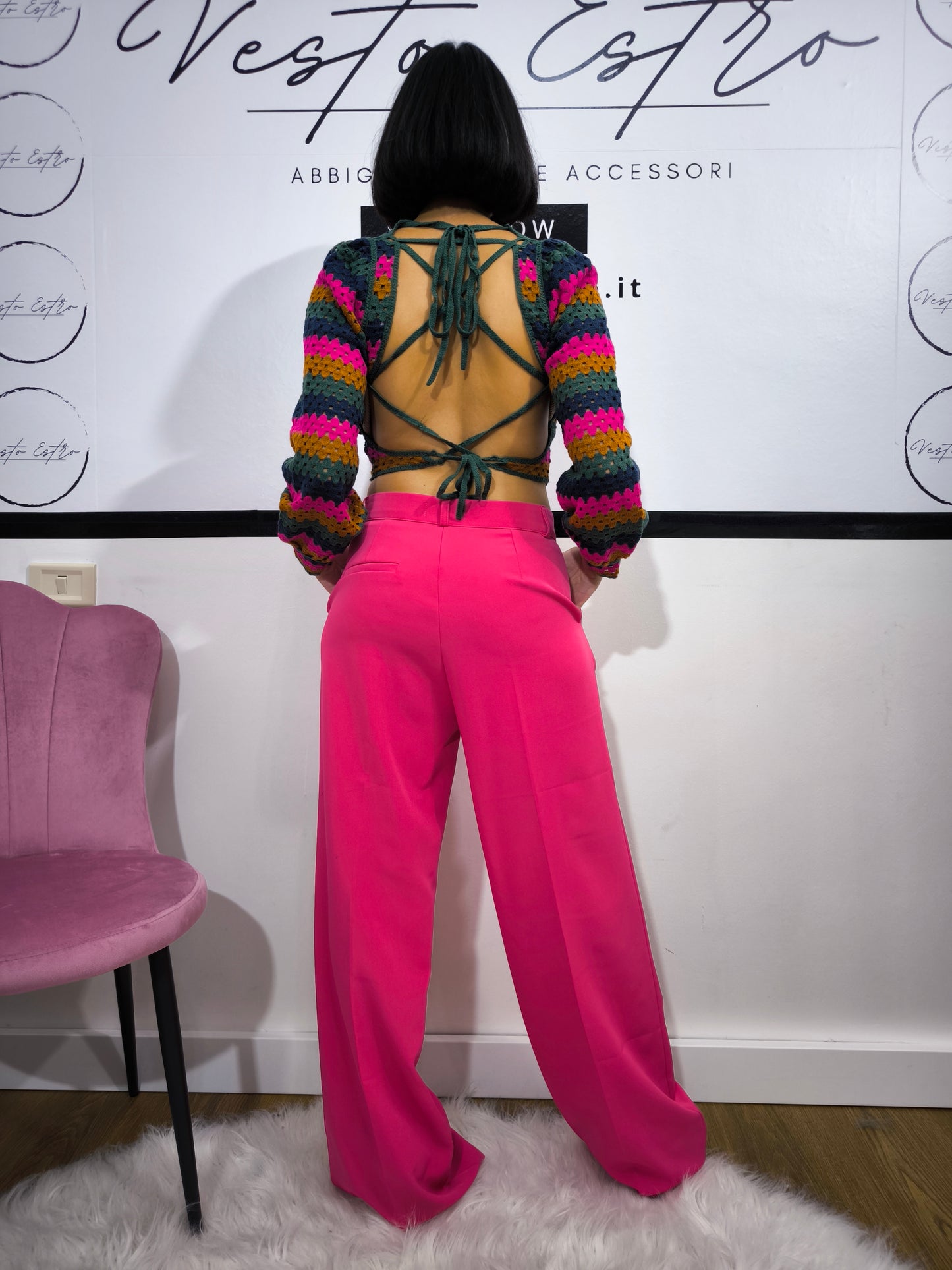 Maglia crochet a righe multicolor con schiena incrociata